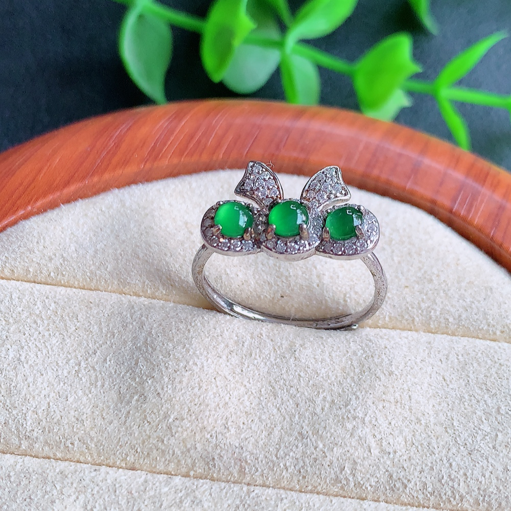 冰润满绿精美环形翡翠戒指  玉质细腻  冰清玉润  飘花灵动  颜色漂亮  W481.18   内径尺寸：17-10.5-4mm  裸石尺寸：3mm