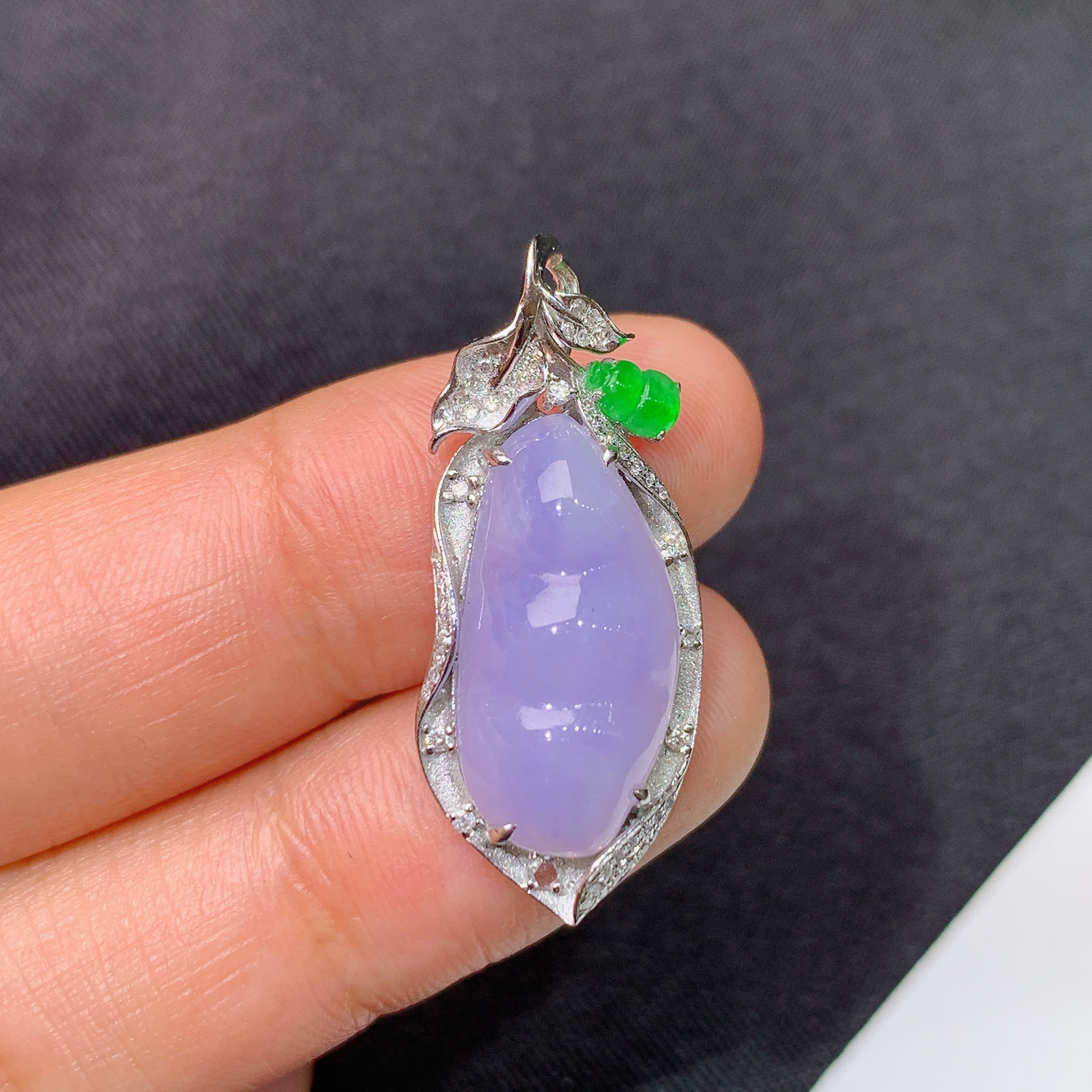 冰紫罗兰福豆吊坠，18k金镶嵌，温润细腻，颜色鲜艳，Jz  尺寸30.5*12.8*5.8