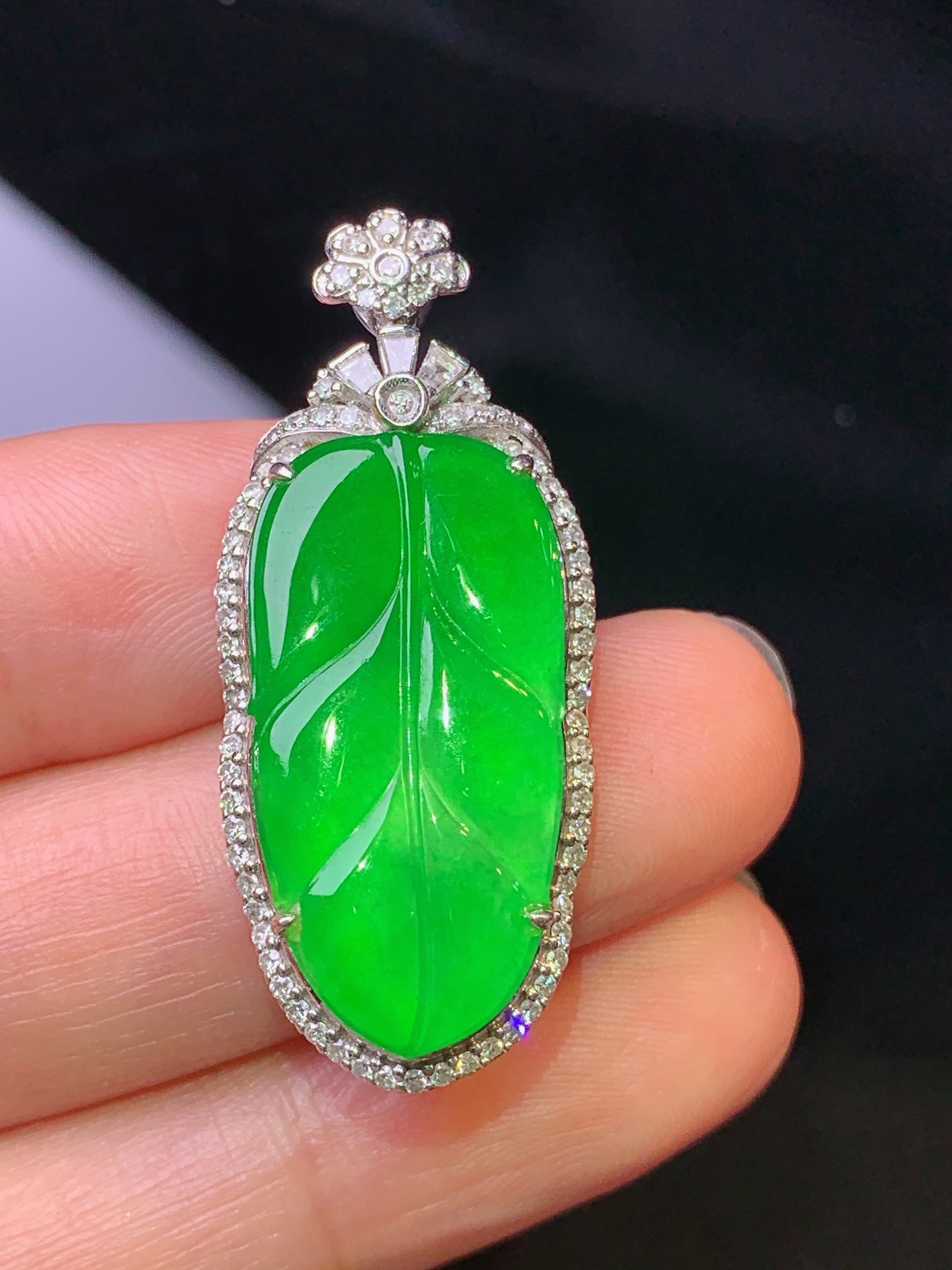 18k金钻镶嵌翠绿树叶吊坠 玉质细腻 色泽艳丽清新 水润亮眼 整体尺寸36.5*15.7*6.8b2