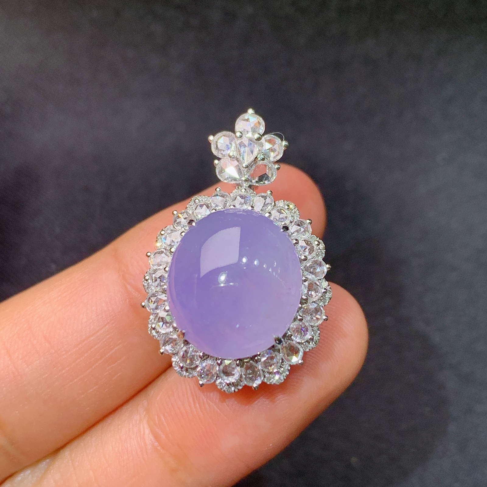 冰紫罗兰蛋面吊坠，18k金镶嵌，温润细腻，颜色鲜艳，Kf 尺寸27.3*17.9*14.2