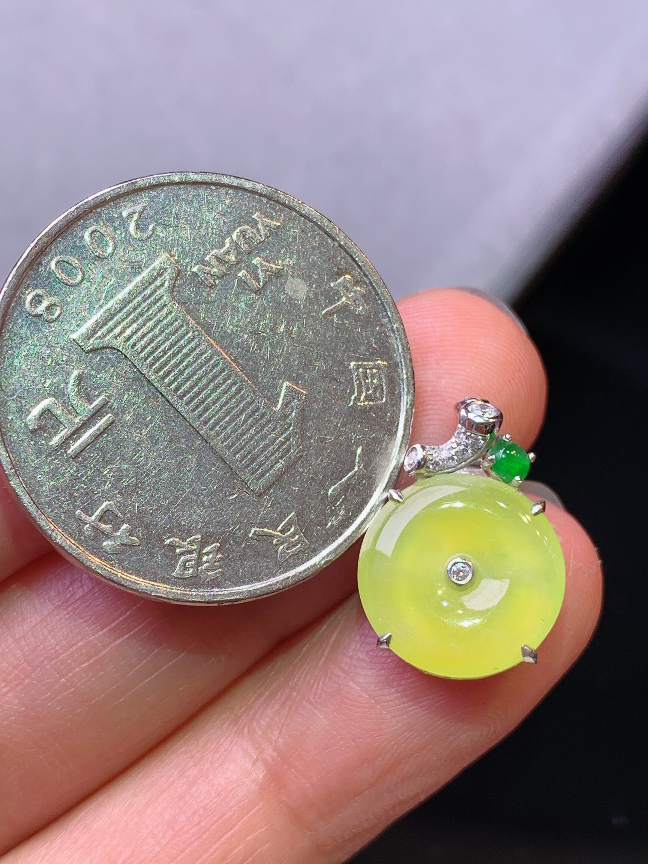 18k金钻镶嵌黄翡平安扣吊坠 玉质细腻 色泽艳丽清新 水润亮眼 整体尺寸16.5*11.6*5L3