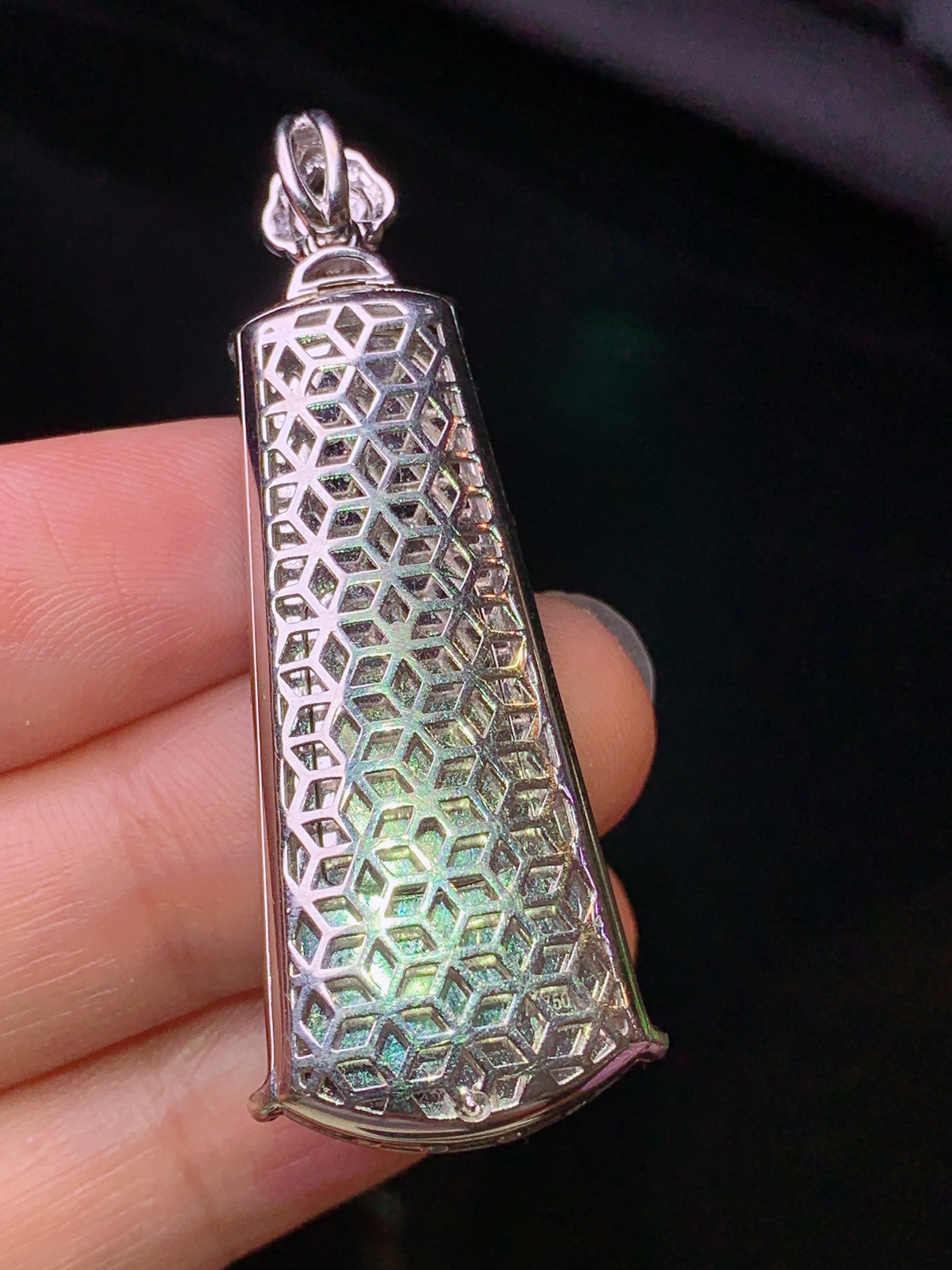 18k金钻镶嵌翠绿无事牌吊坠 玉质细腻 色泽艳丽清新 水润亮眼 整体尺寸47.5*15.8*6g1