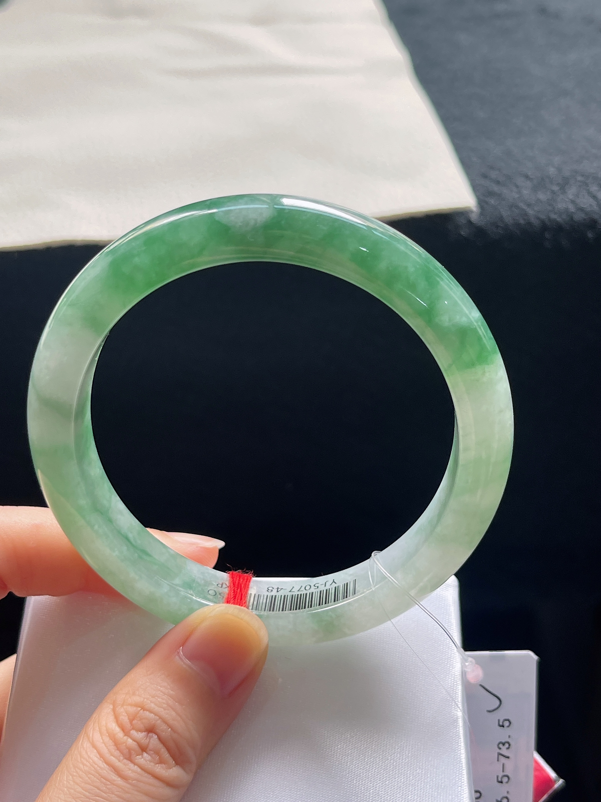 正圈56.7圈口，翡翠糯化种飘绿手镯