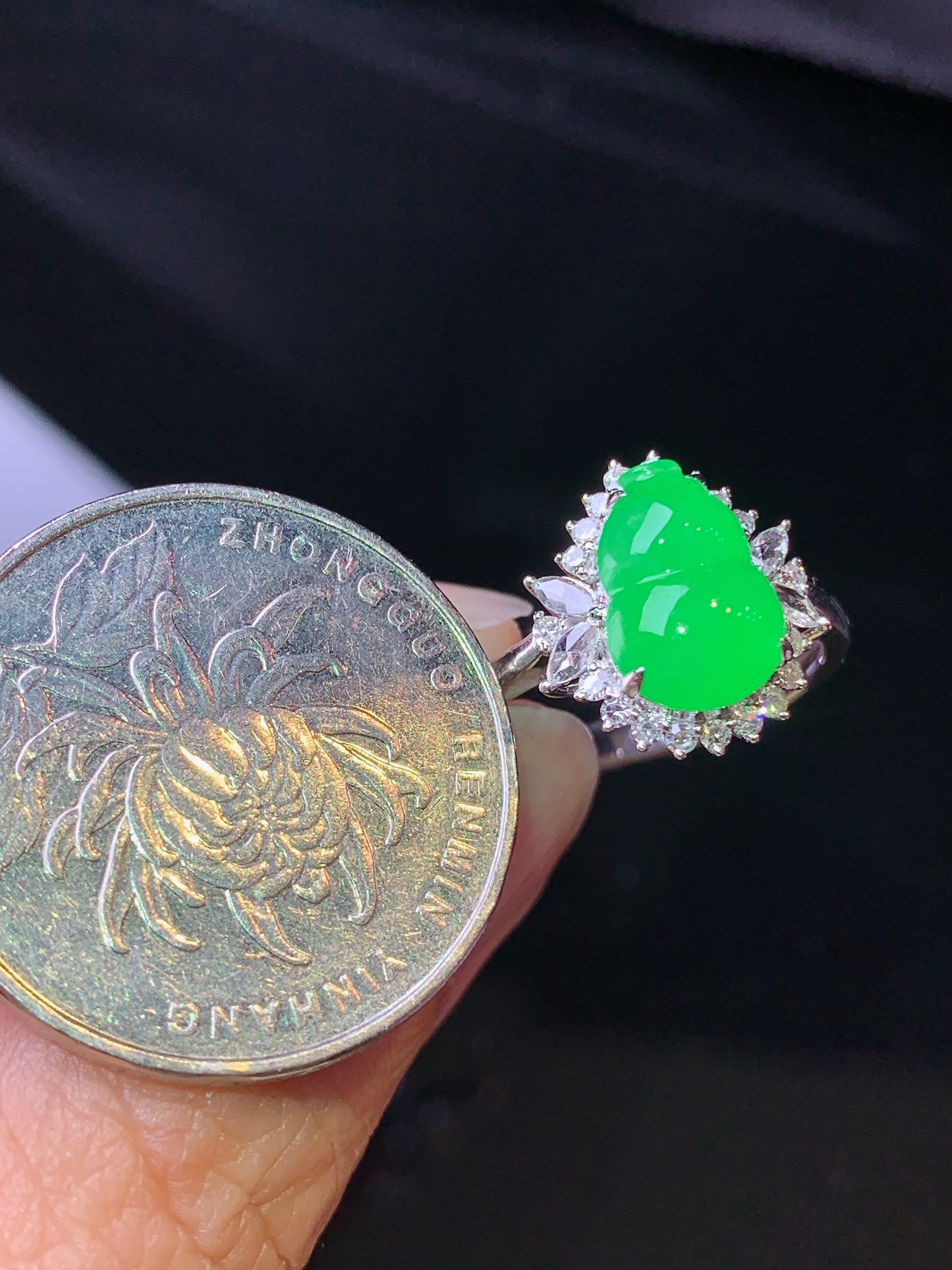 18k金钻镶嵌翠绿葫芦吊坠 玉质细腻 色泽艳丽清新 水润亮眼 圈口13.5 整体尺寸13.6*12.6*7.7h1