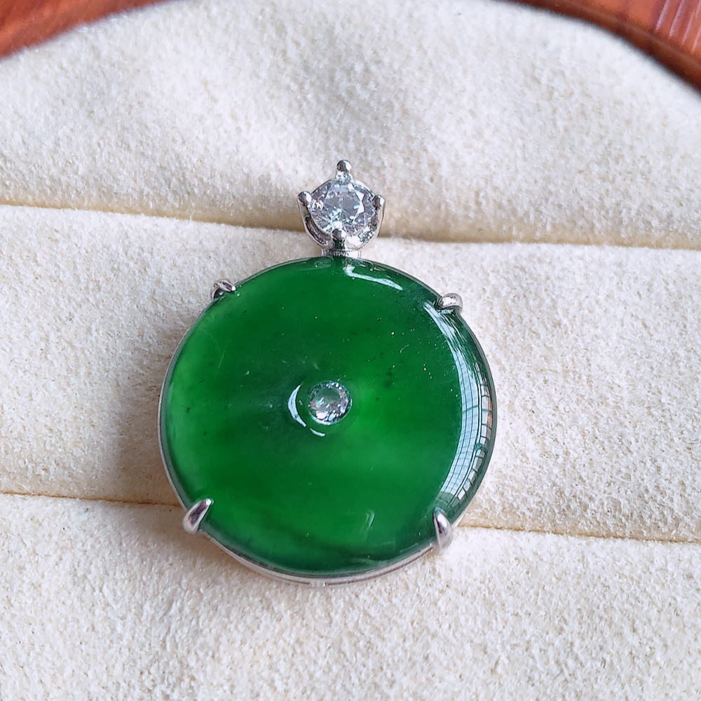 冰润满绿平安扣吊坠，厚装饱满，冰润剔透，细腻水足，种质润泽，飘花灵动，佩戴优雅大气，W481.18   整体尺寸：24.3-19-5.2mm   裸石尺寸：19mm