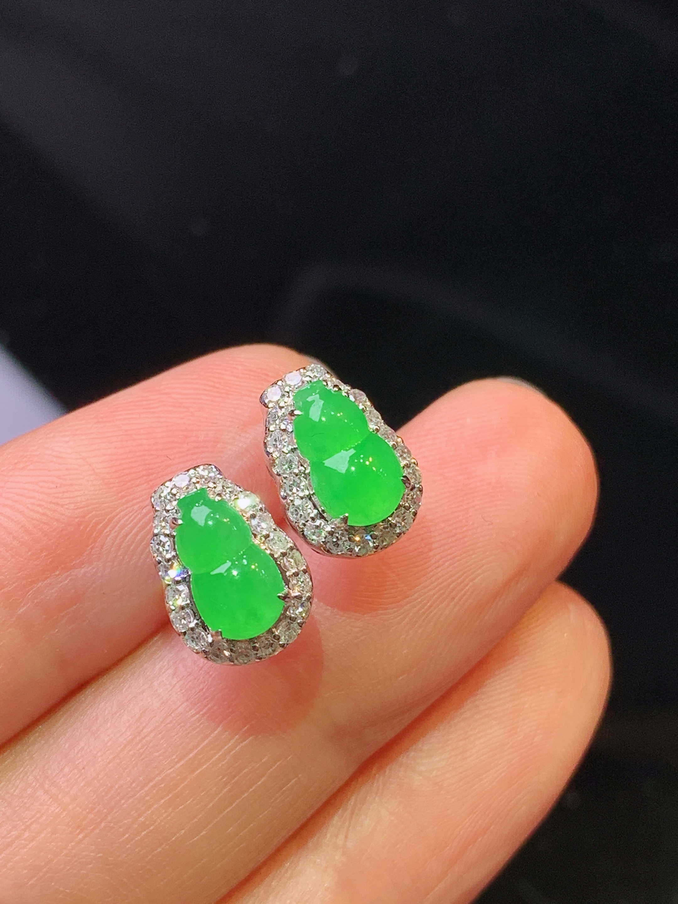 18k金钻镶嵌翠绿葫芦耳钉 玉质细腻 色泽艳丽清新 水润亮眼 整体尺寸11*7.8*6.2h1