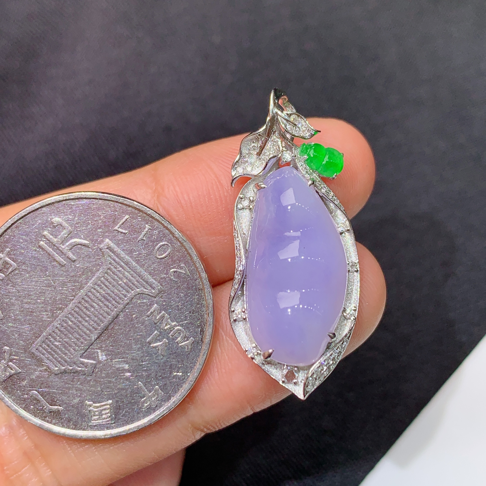 冰紫罗兰福豆吊坠，18k金镶嵌，温润细腻，颜色鲜艳，Jz  尺寸30.5*12.8*5.8