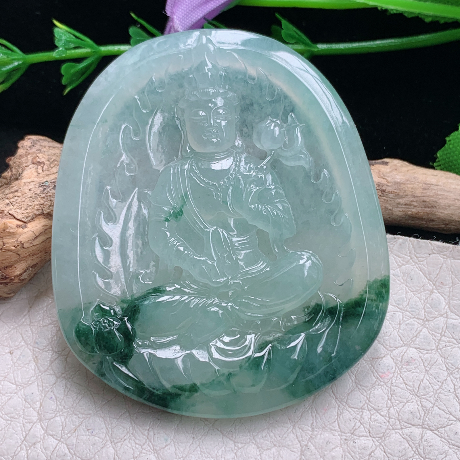 py实拍54*46.5*5.8缅甸翡翠精雕冰飘花持莲观音 玉观音玉项坠 玉挂件