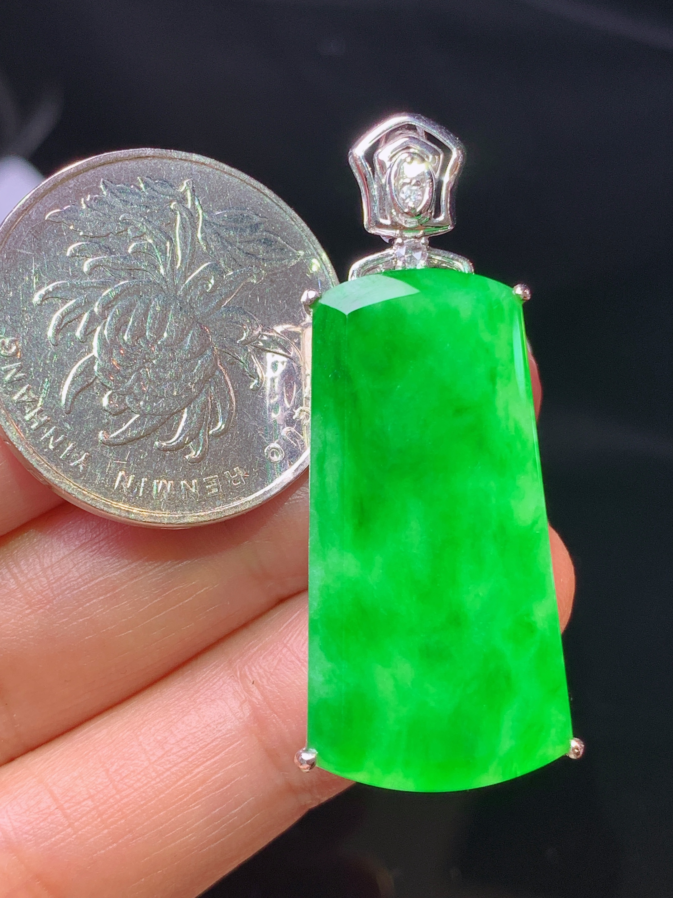 18k金钻镶嵌翠绿无事牌吊坠 玉质细腻 色泽艳丽清新 水润亮眼 整体尺寸42.8*15.8*7.3t4