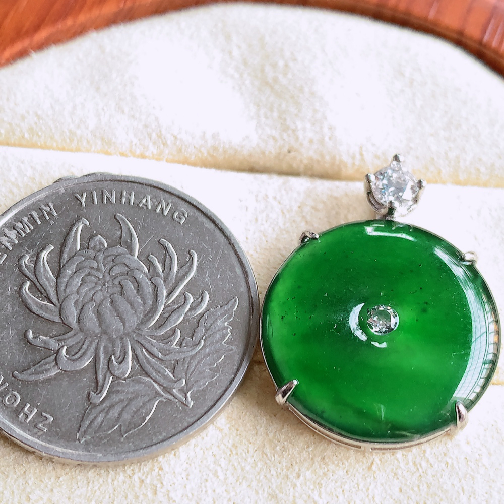 冰润满绿平安扣吊坠，厚装饱满，冰润剔透，细腻水足，种质润泽，飘花灵动，佩戴优雅大气，W481.18   整体尺寸：24.3-19-5.2mm   裸石尺寸：19mm