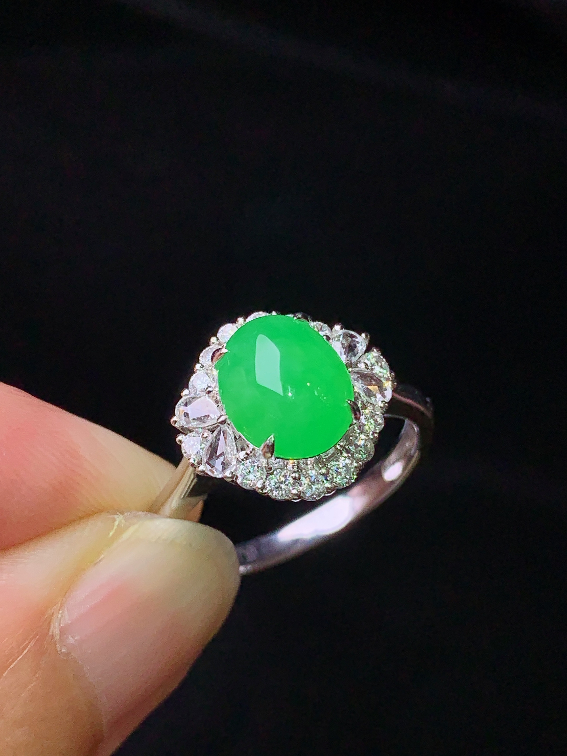 18k金钻镶嵌翠绿蛋面戒指 玉质细腻 色泽艳丽清新 水润亮眼 圈口14 整体尺寸12*12.8*8.