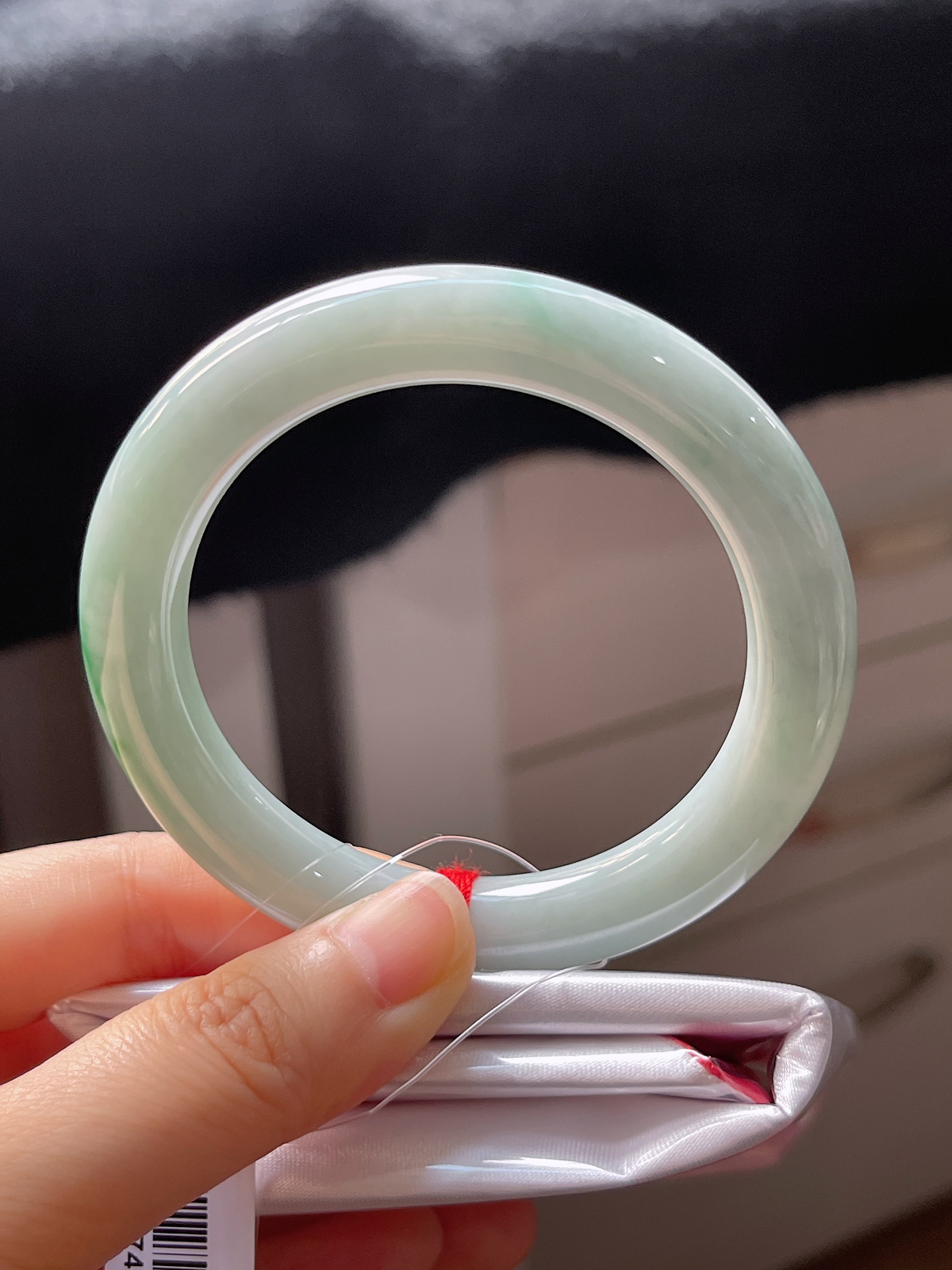 圆镯53.5圈口，翡翠糯化种淡绿色手镯