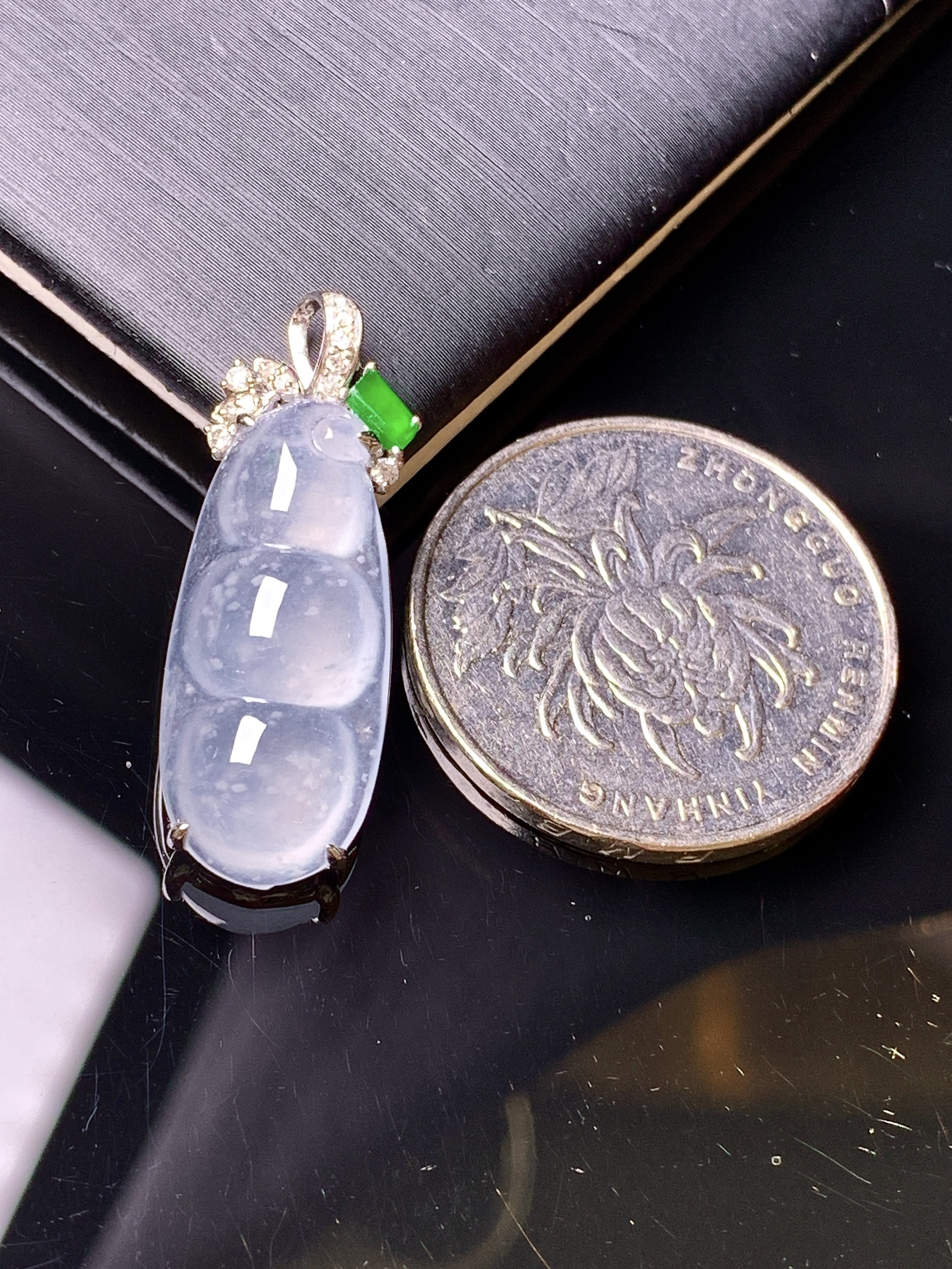 18k金钻镶嵌冰种四季豆吊坠 玉质细腻 色泽艳丽清新 水润亮眼 整体尺寸29*10.5*6.3L3