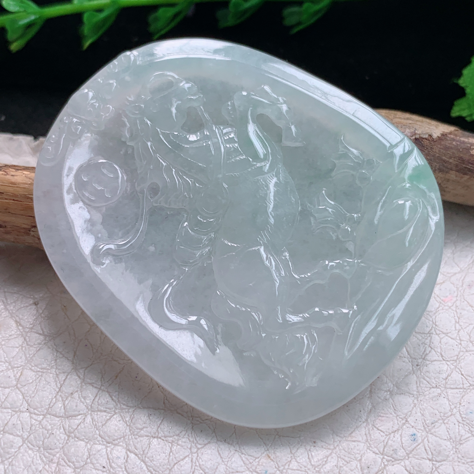 py实拍49.5*42.5*5.2缅甸翡翠精雕冰润浅绿飞马 生肖马玉项坠 玉挂件