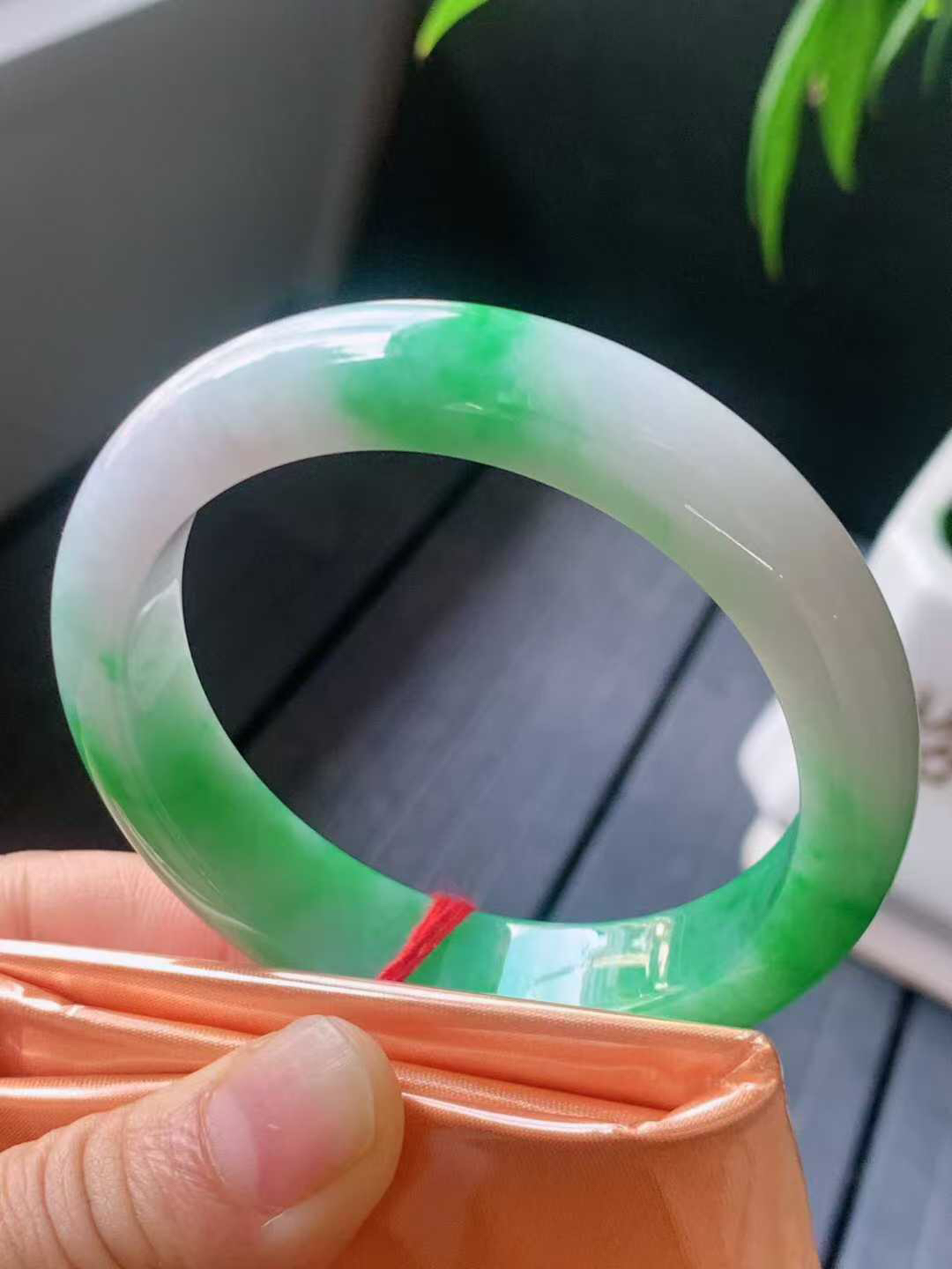 【翡翠名称】老坑种紫阳绿55正圈口手镯
【翡翠尺寸】55/13.5/8.6mm适合54-56正圈口佩戴
【翡翠描述】宝贝种老水足，玉质细腻，色泽靓丽，性价比高，佩戴效果好！
【其它赠送】权威证书/精美挂绳盒子/支持全国复检