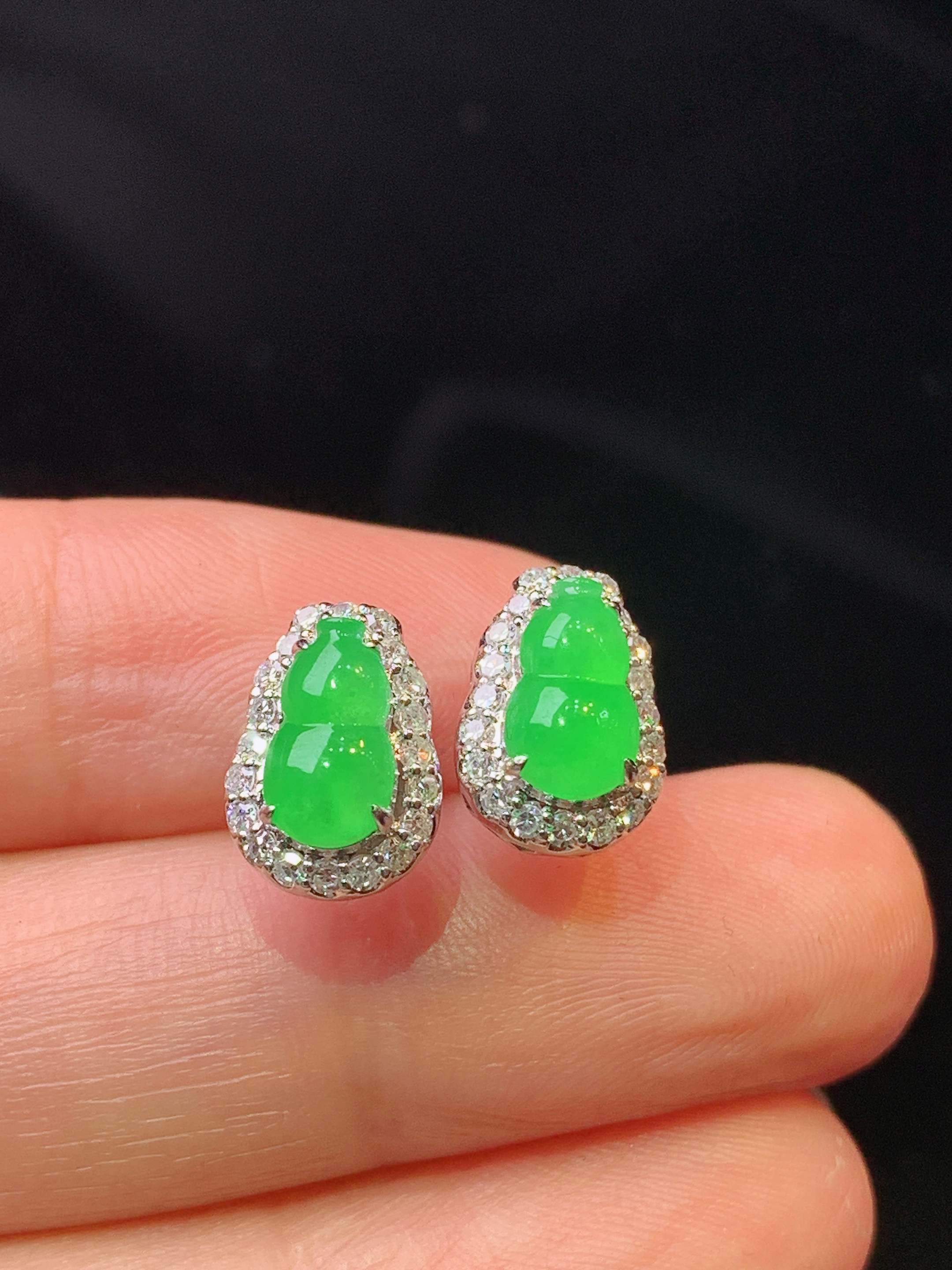 18k金钻镶嵌翠绿葫芦耳钉 玉质细腻 色泽艳丽清新 水润亮眼 整体尺寸11*7.8*6.2h1