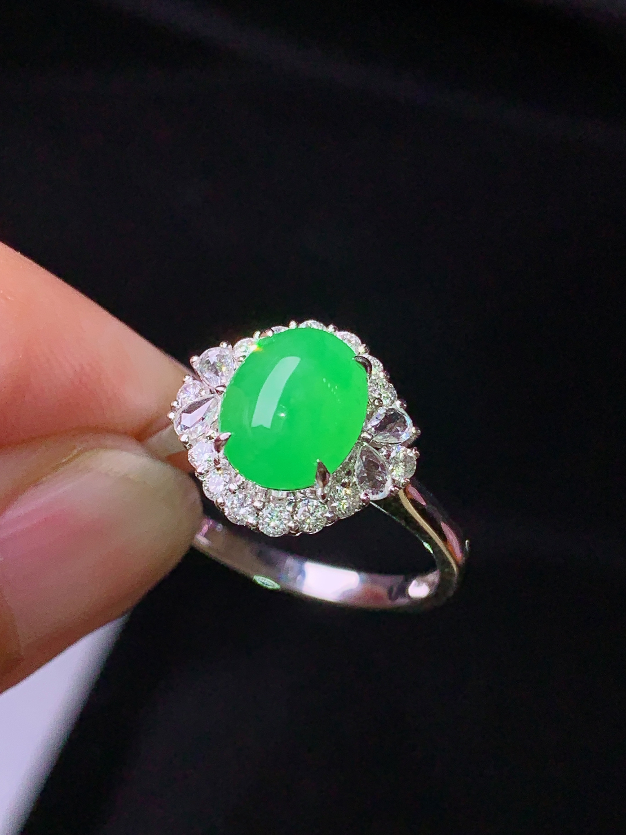 18k金钻镶嵌翠绿蛋面戒指 玉质细腻 色泽艳丽清新 水润亮眼 圈口14 整体尺寸12*12.8*8.6h1