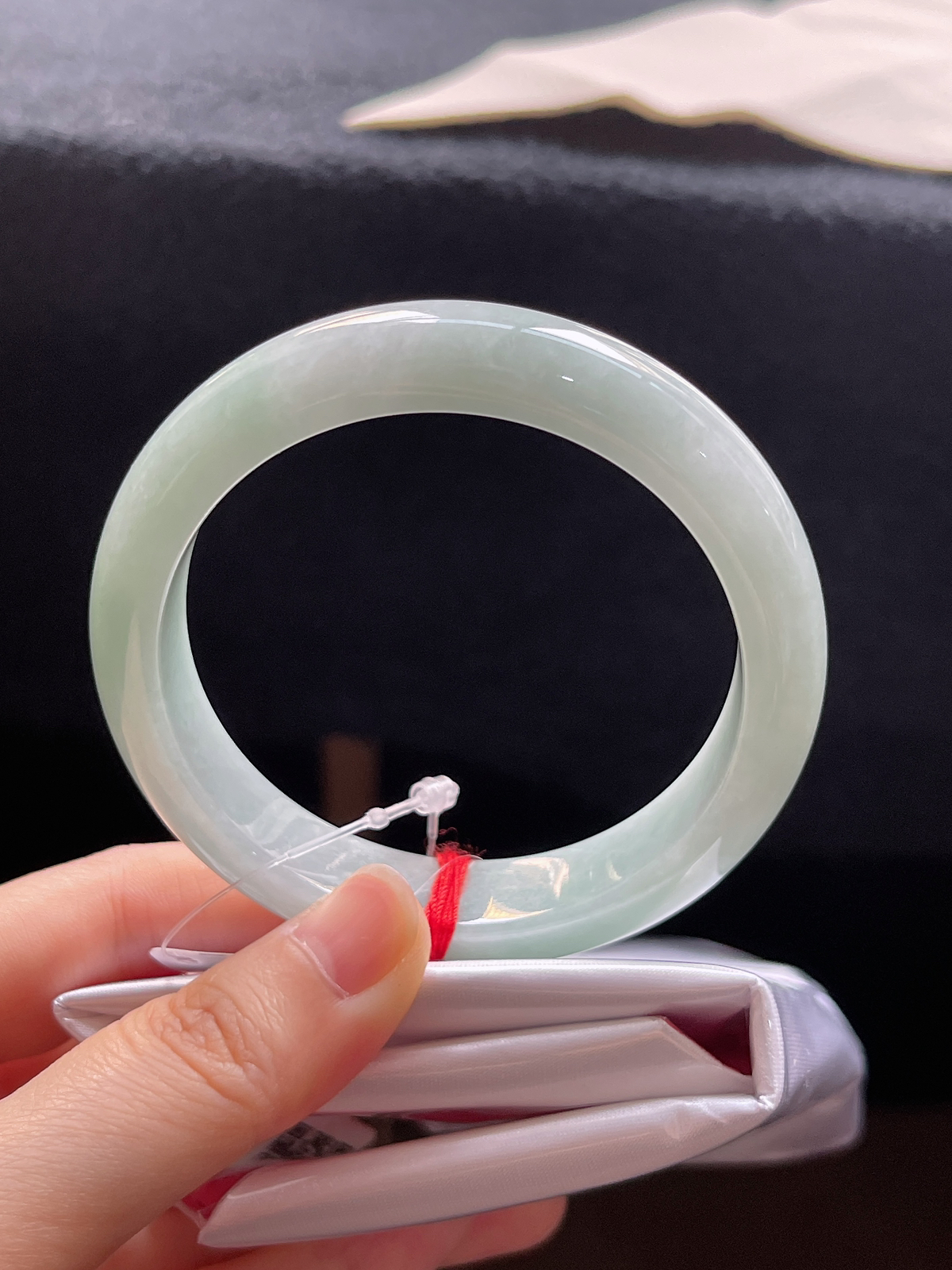 正圈56圈口，翡翠糯化种浅绿色手镯