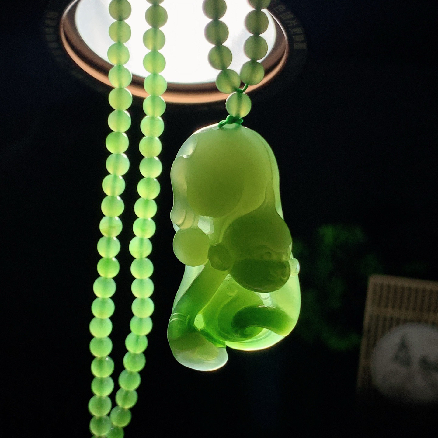 和田玉阳绿俄罗斯碧玉灵猴献寿挂件 尺寸41/22/11重28克。玉质细腻油润。手推出油。佩戴高端典雅。lt260318