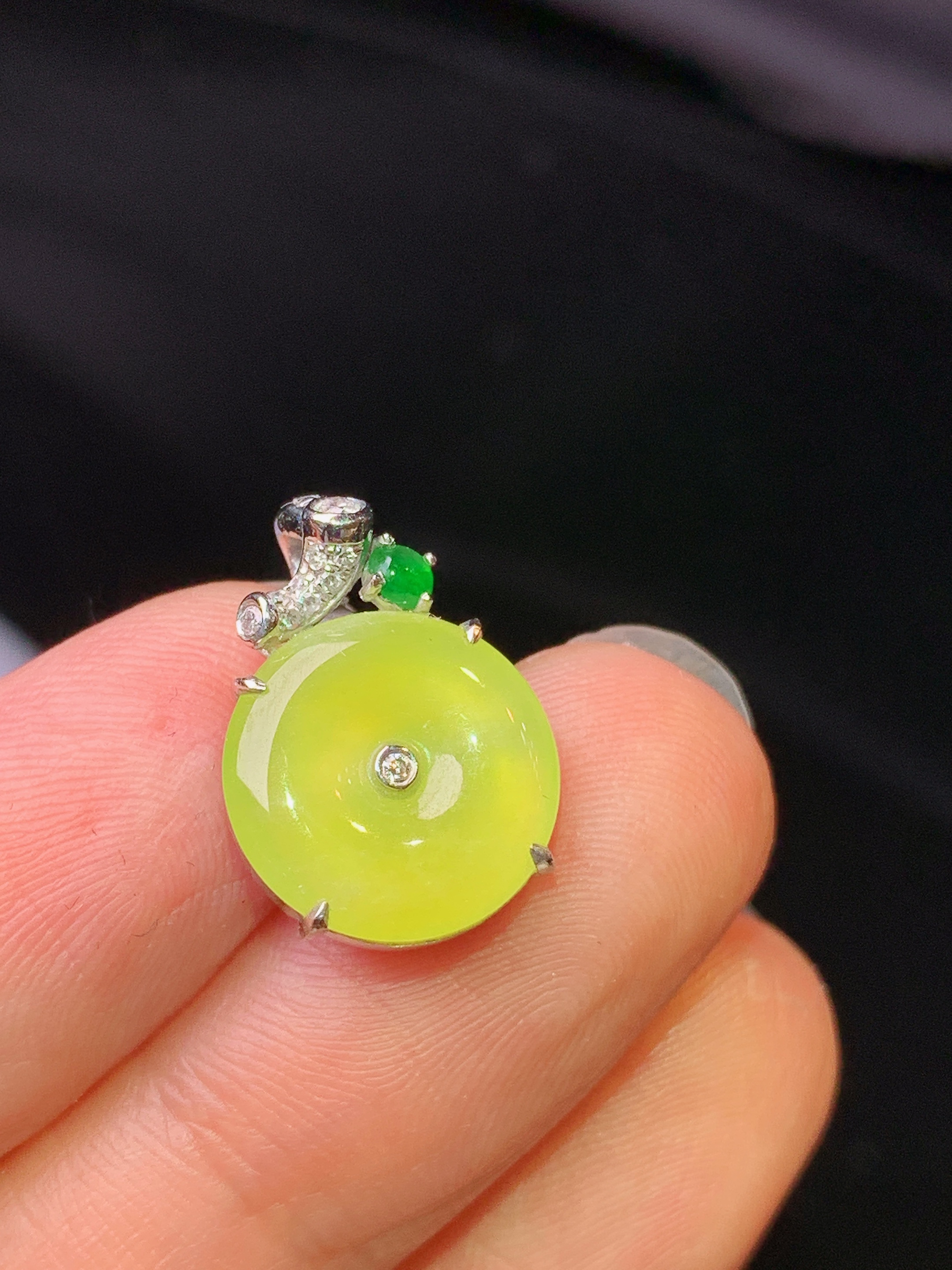 18k金钻镶嵌黄翡平安扣吊坠 玉质细腻 色泽艳丽清新 水润亮眼 整体尺寸16.5*11.6*5L3