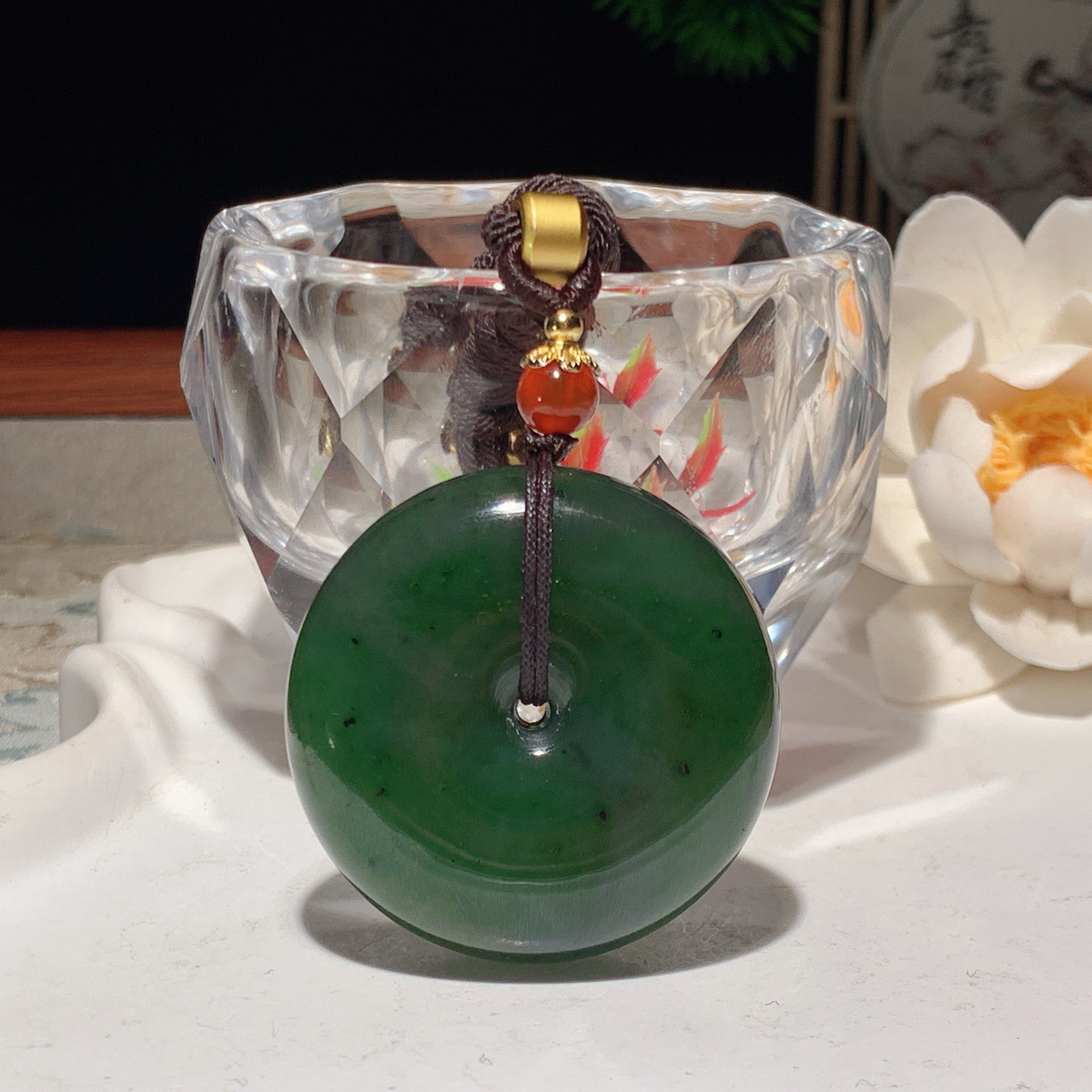 和田玉菠菜绿俄罗斯碧玉平安扣挂件 尺寸36/14重41克。玉质细腻油润。手推出油。佩戴高端典雅。lt