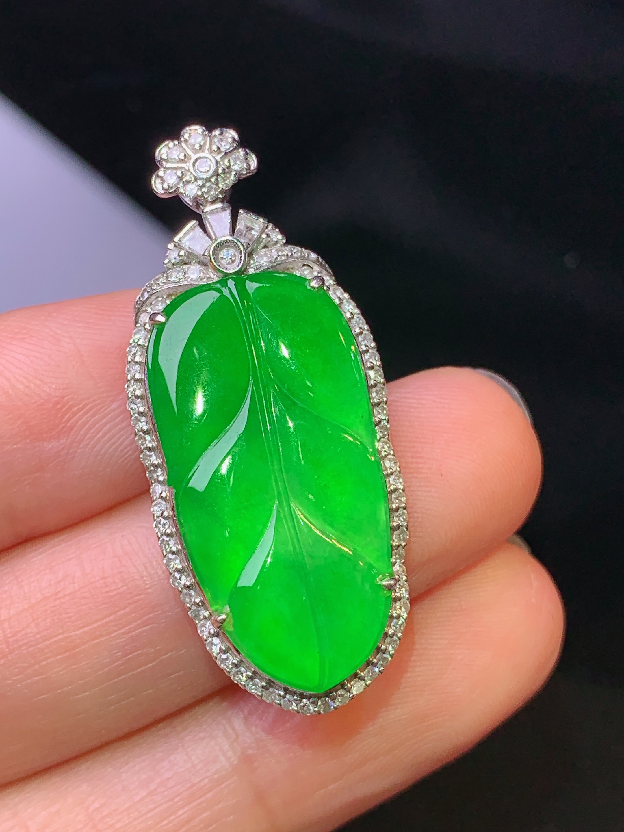 18k金钻镶嵌翠绿树叶吊坠 玉质细腻 色泽艳丽清新 水润亮眼 整体尺寸36.5*15.7*6.8b2