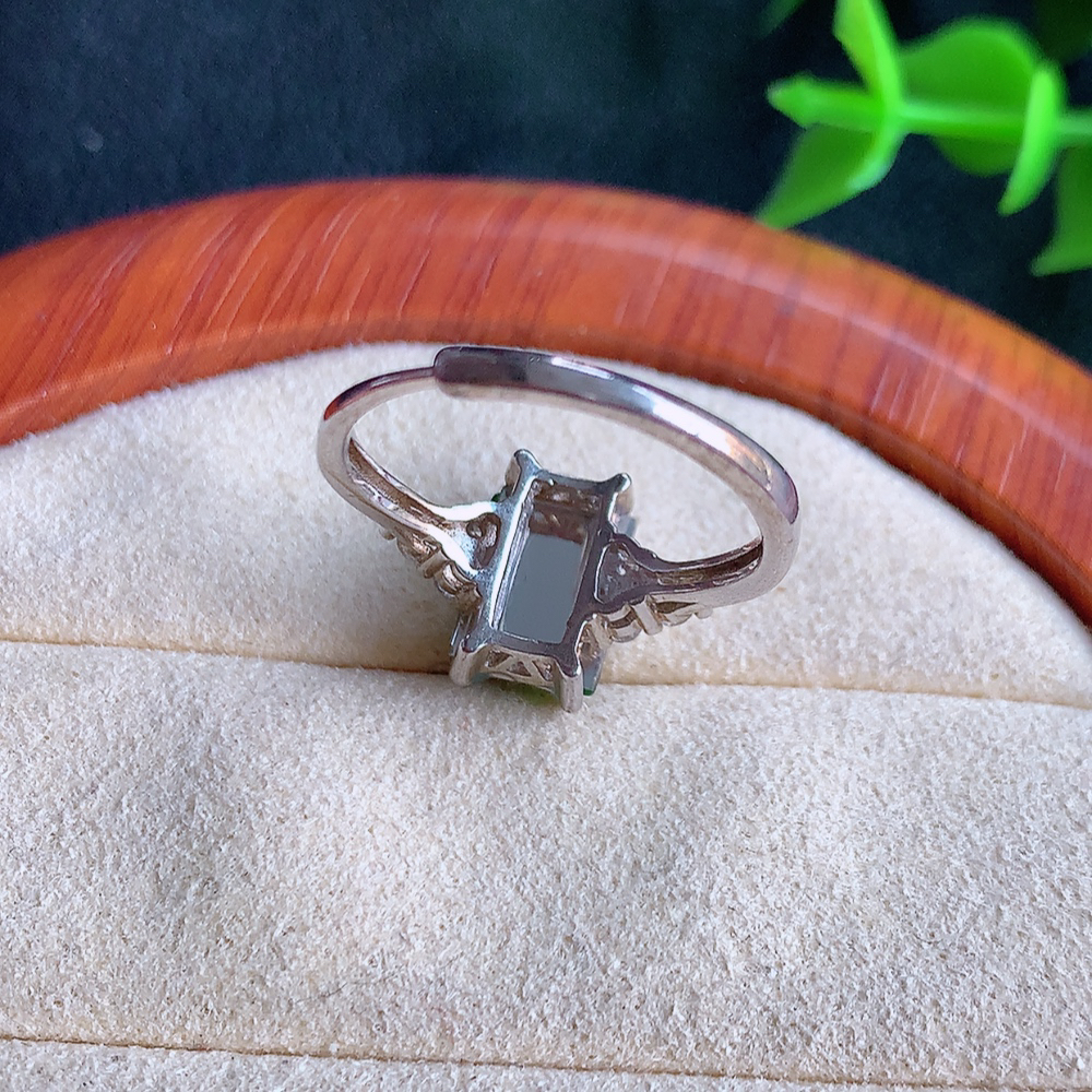 冰润满绿精美环形翡翠戒指  玉质细腻  冰清玉润  飘花灵动  颜色漂亮  W481.18   内径尺寸：17.5-11-5.6mm  裸石尺寸：9.3-6.6mm