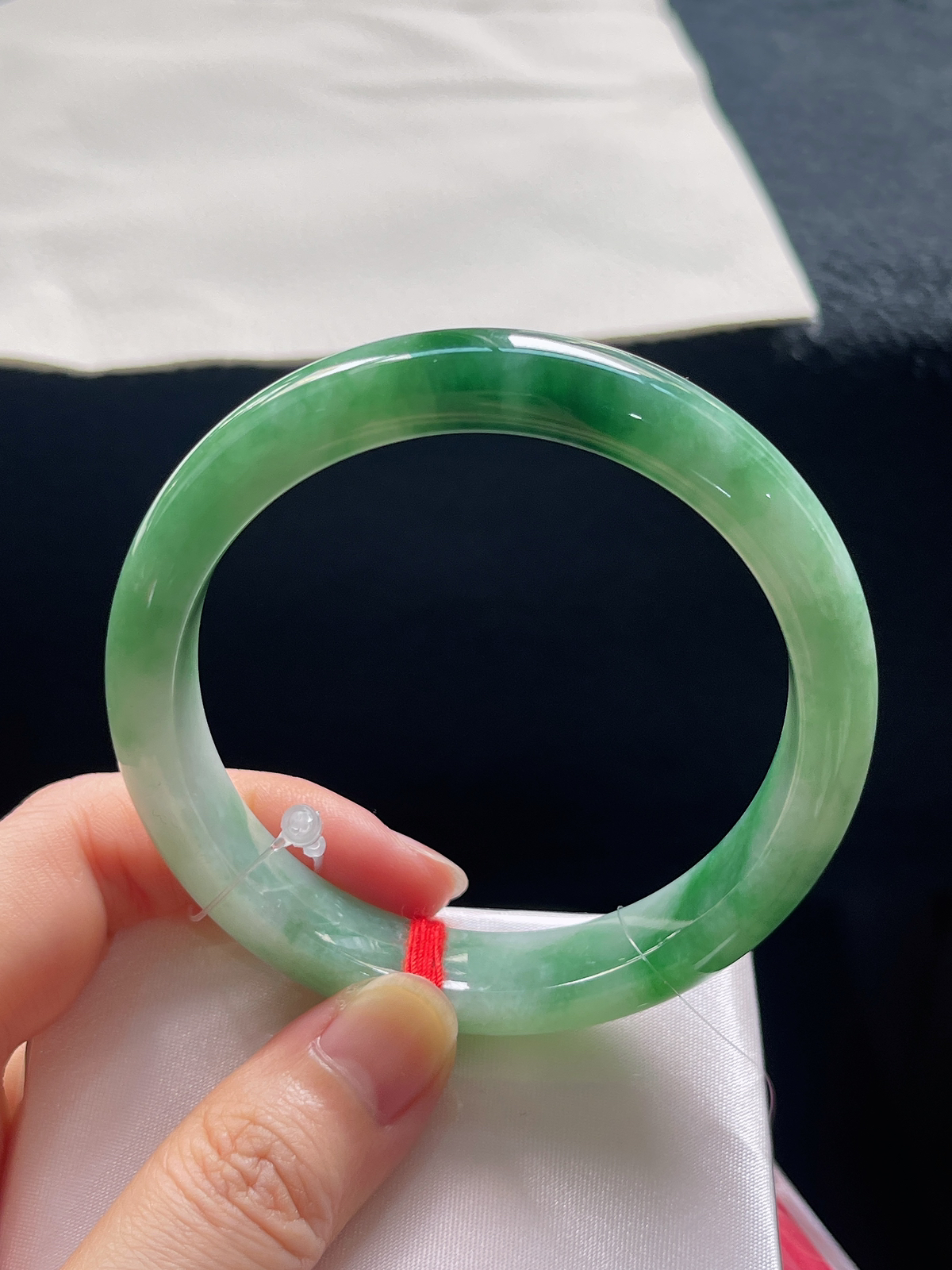 正圈56.9圈口，翡翠糯化种飘绿手镯