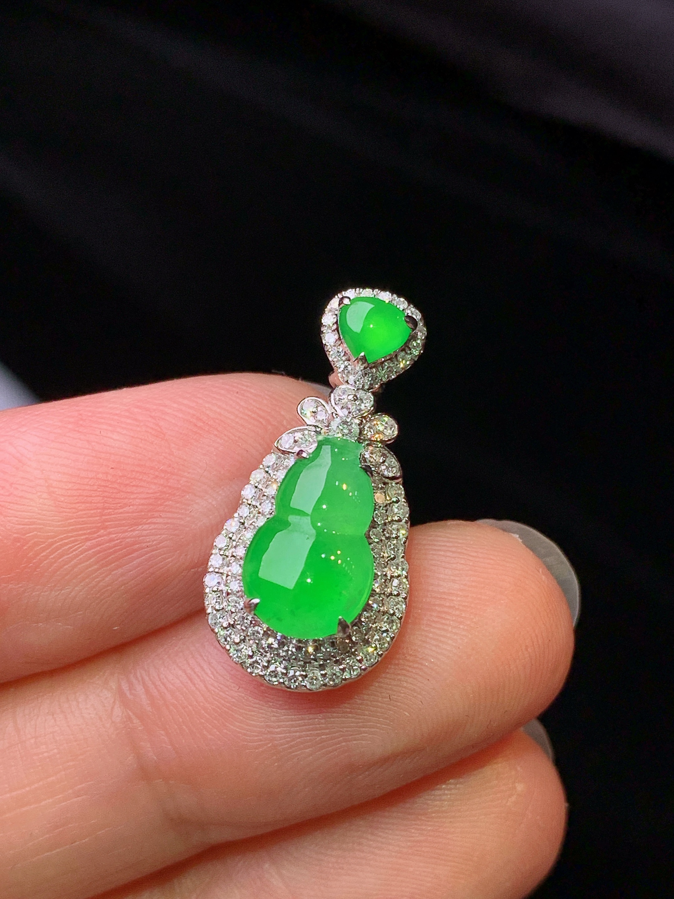 18k金钻镶嵌翠绿葫芦吊坠 玉质细腻 色泽艳丽清新 水润亮眼 整体尺寸22*10.8*8h1