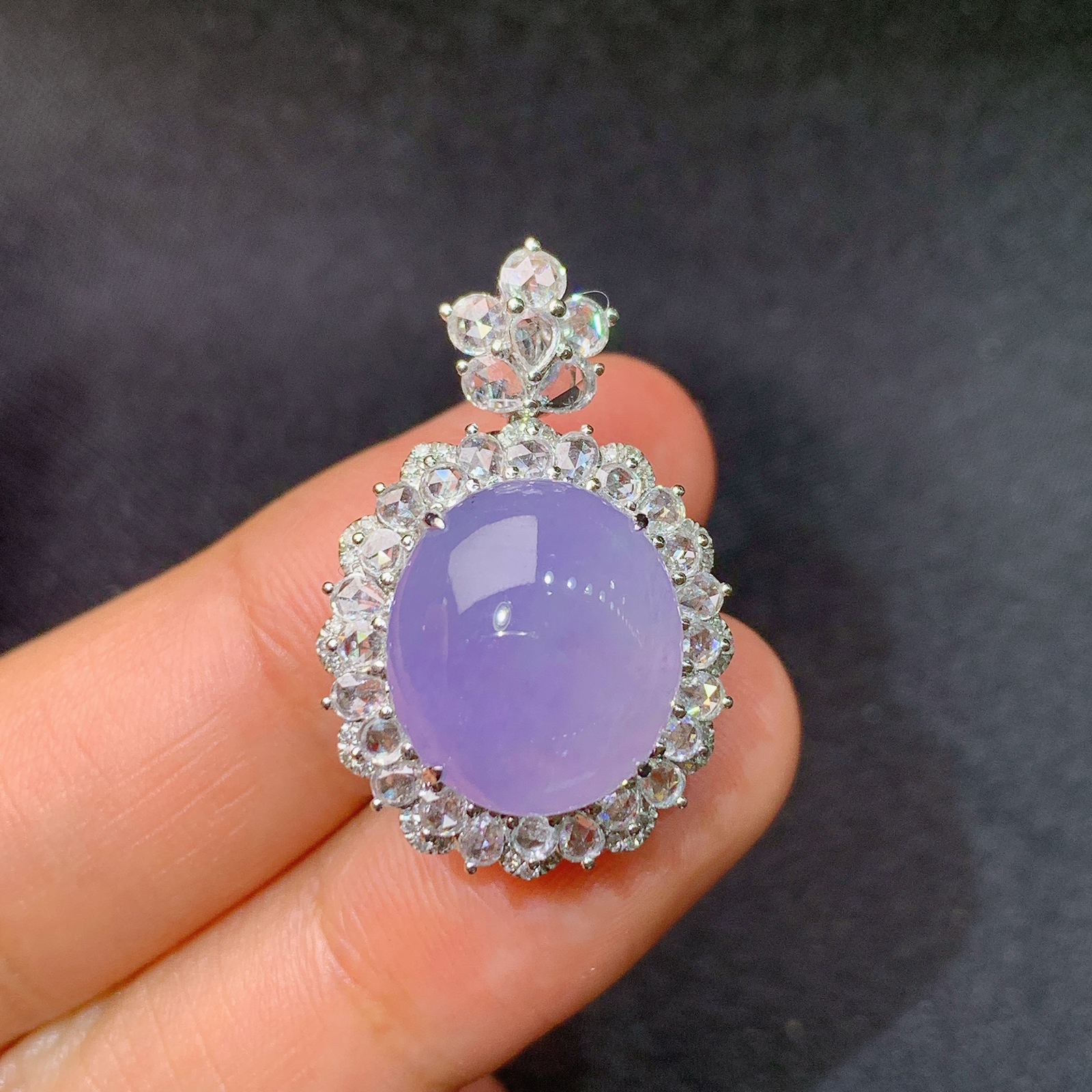 冰紫罗兰蛋面吊坠，18k金镶嵌，温润细腻，颜色鲜艳，Kf 尺寸27.3*17.9*14.2