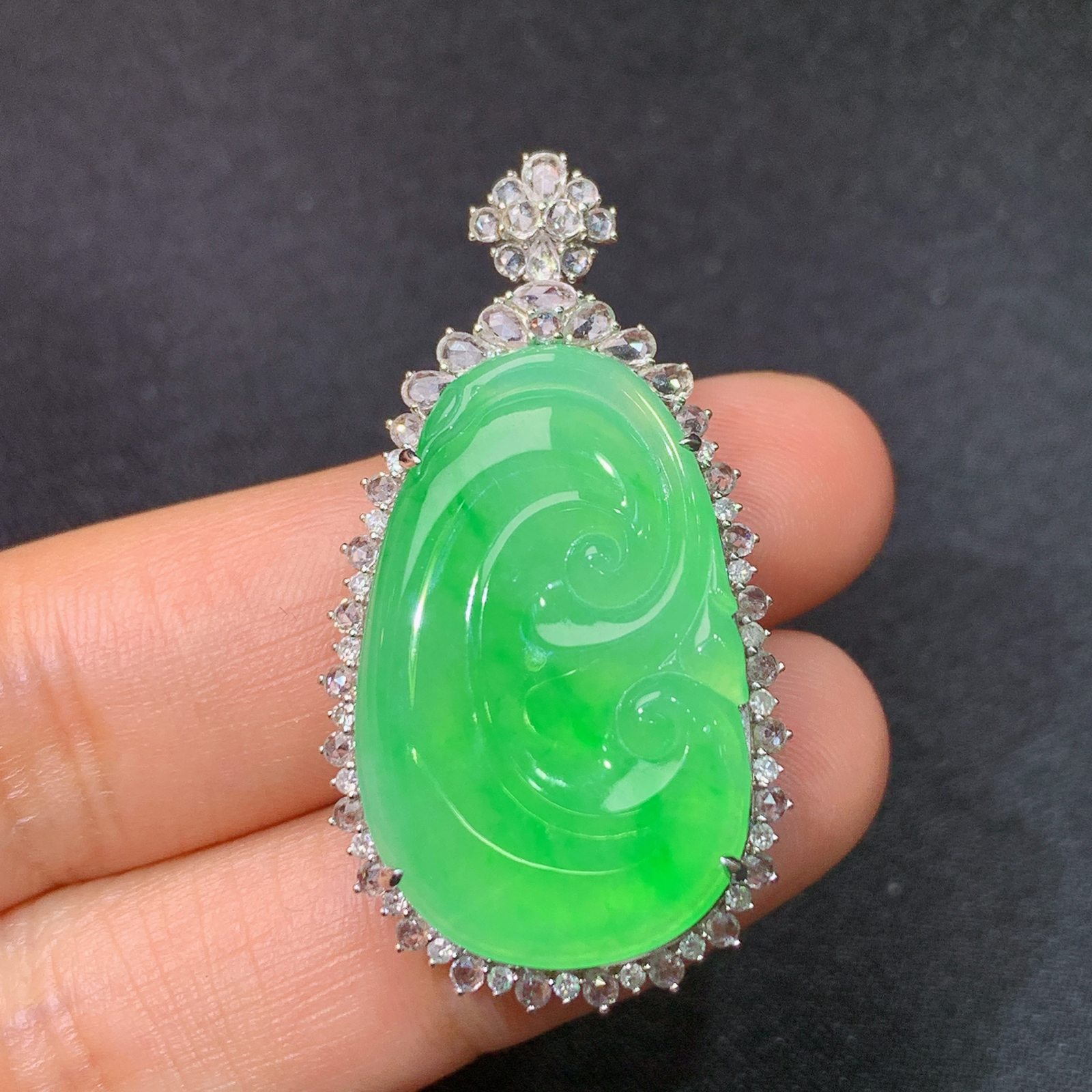 冰阳绿如意吊坠，18k金镶嵌，冰润色阳，玉质细腻，种水足，Cj 尺寸39*21.4*8.2