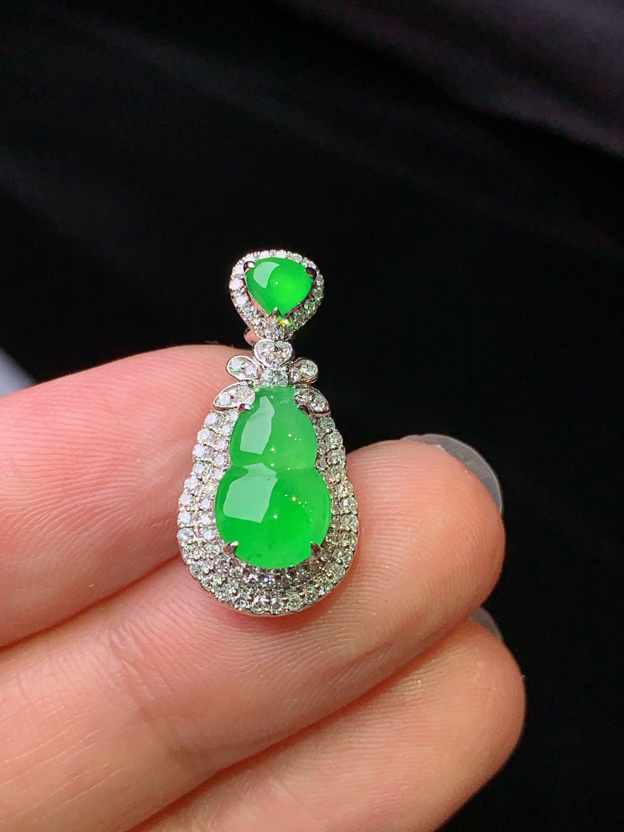 18k金钻镶嵌翠绿葫芦吊坠 玉质细腻 色泽艳丽清新 水润亮眼 整体尺寸22*10.8*8h1