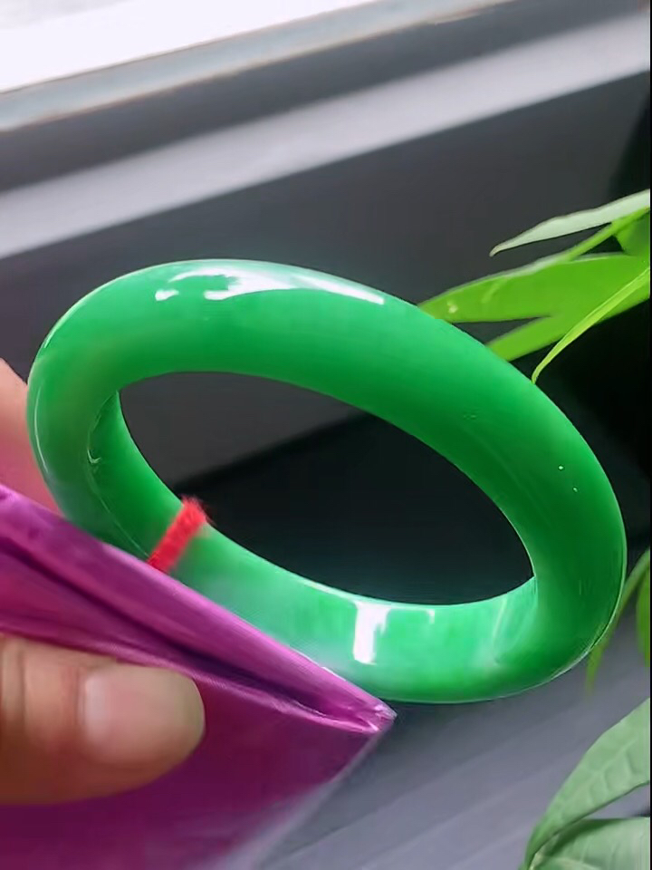 【翡翠名称】老坑种满阳绿56正圈口翡翠手镯
【翡翠尺寸】56/12.5/10mm适合55-57正圈口佩戴
【翡翠描述】宝贝种老水足，玉质细腻，色泽靓丽，性价比高，佩戴效果好！
【其它赠送】权威证书/精美挂绳盒子/支持全国复检