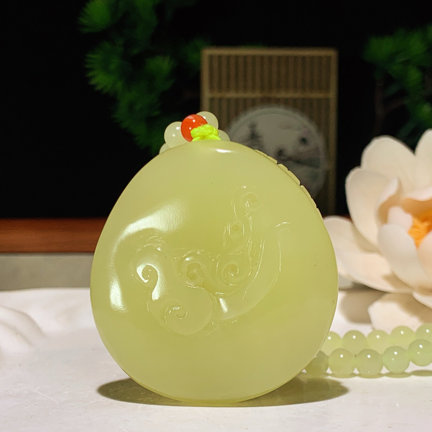 新疆若羌黄口料达摩挂件。尺寸43/40/14重62克 玉质细腻油润 底色纯净 脂粉好，品质好。lt260318