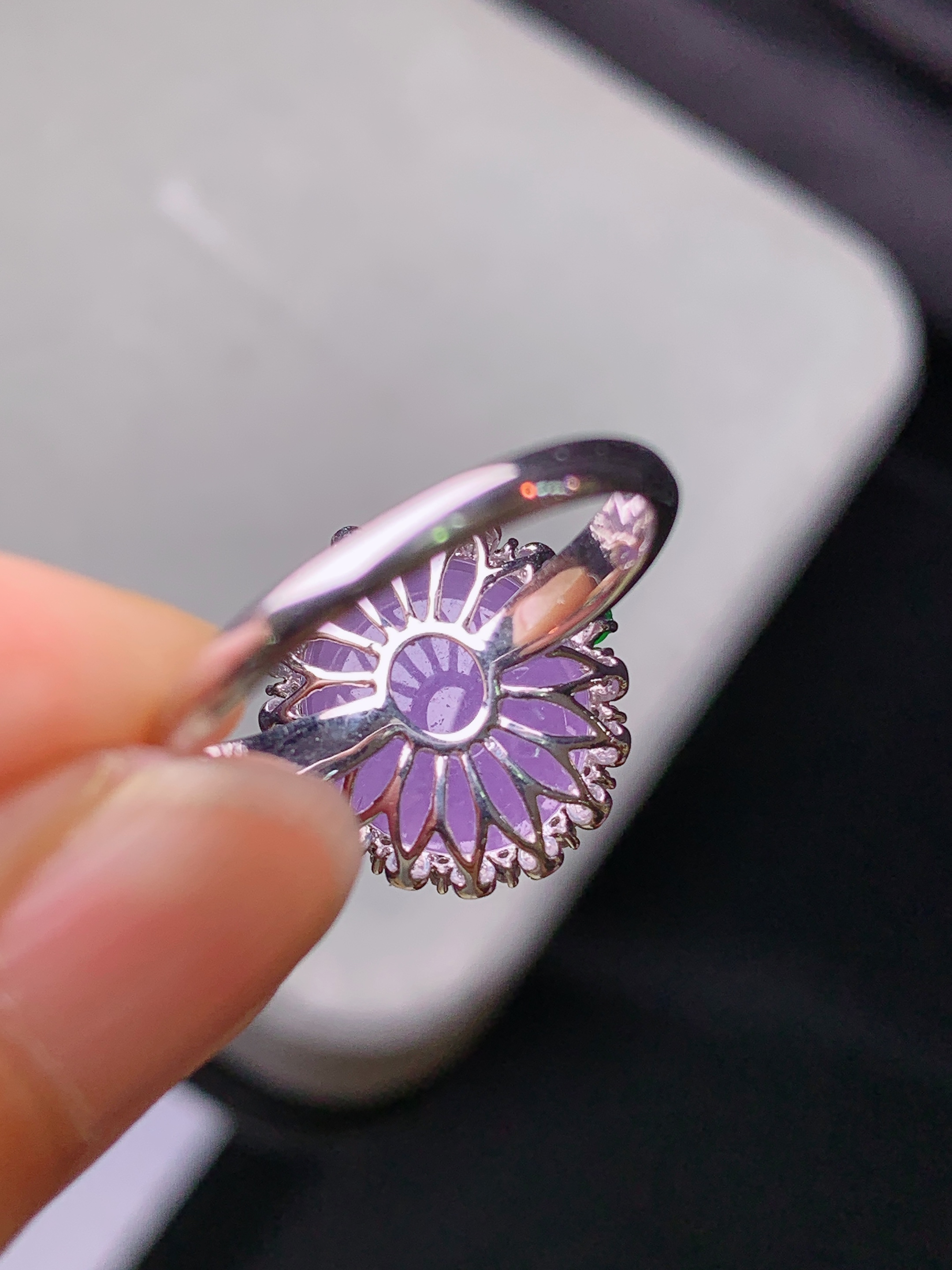 18k金钻镶嵌紫罗兰蛋面戒指 玉质细腻 色泽艳丽清新 水润亮眼 圈口13 整体尺寸15.2*14.5*9.2t4