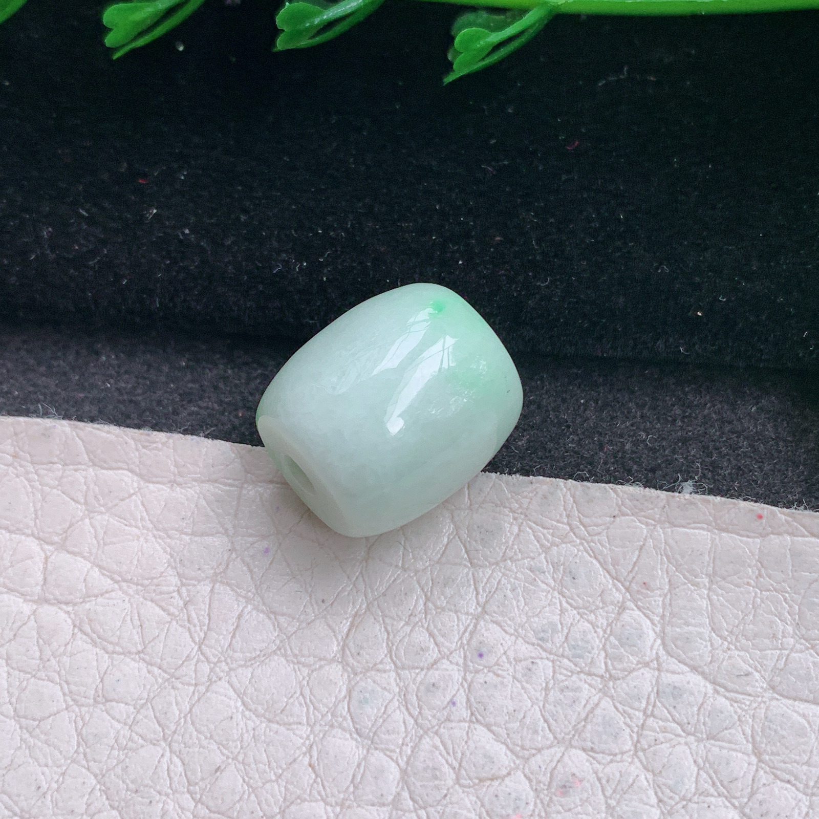 py实拍13.9*12.6缅甸翡翠精雕白底青路路通 财运亨通玉项坠 玉挂件