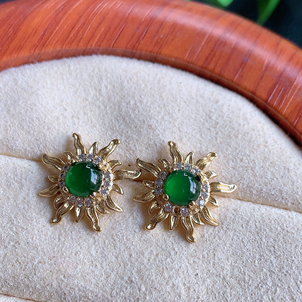 冰润满绿翡翠925银镶嵌耳钉，自然光实拍，翠色灵动，颜色漂亮，种老水足，品相佳，佩戴佳品！W481.