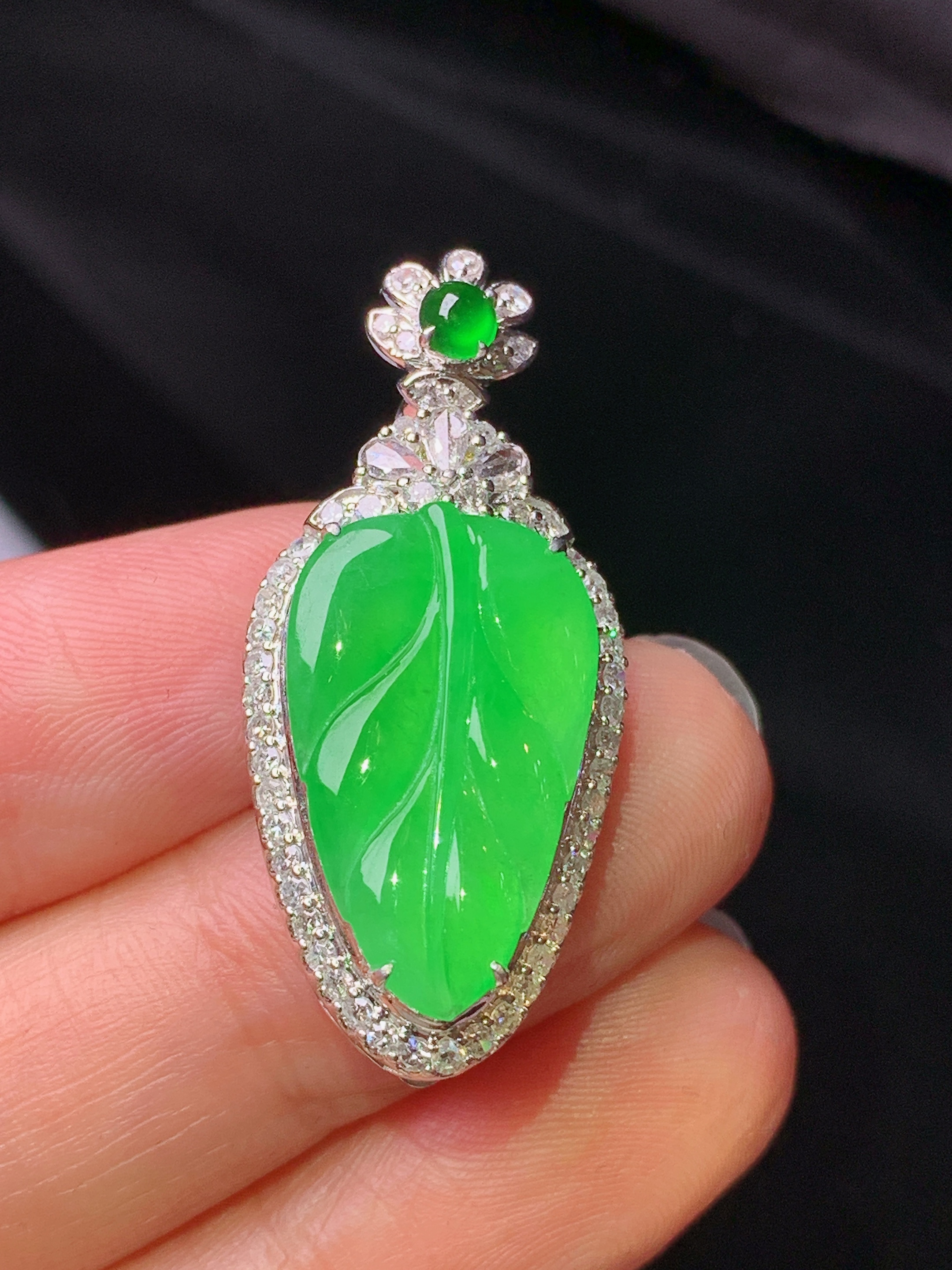 18k金钻镶嵌翠绿树叶吊坠 玉质细腻 色泽艳丽清新 水润亮眼 整体尺寸33.8*15.3*9.2h1