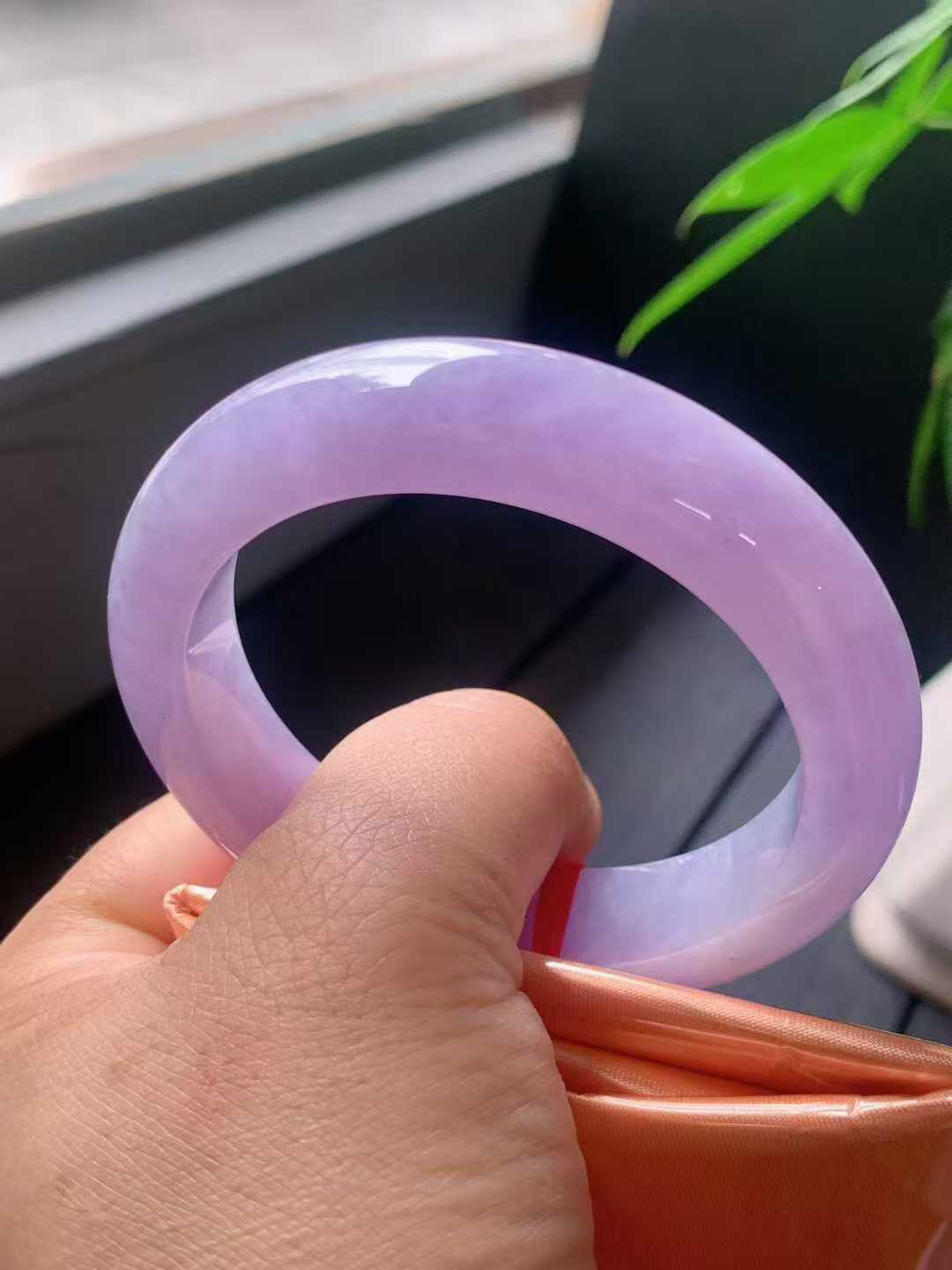 【翡翠名称】老种冰紫罗兰53.8正圈口手镯
【翡翠尺寸】53.8/13/9.3mm适合53-55正圈口佩戴
【翡翠描述】宝贝种老水足，玉质细腻，色泽靓丽，性价比高，佩戴效果好！
【其它赠送】权威证书/精美挂绳盒子/支持全国复检