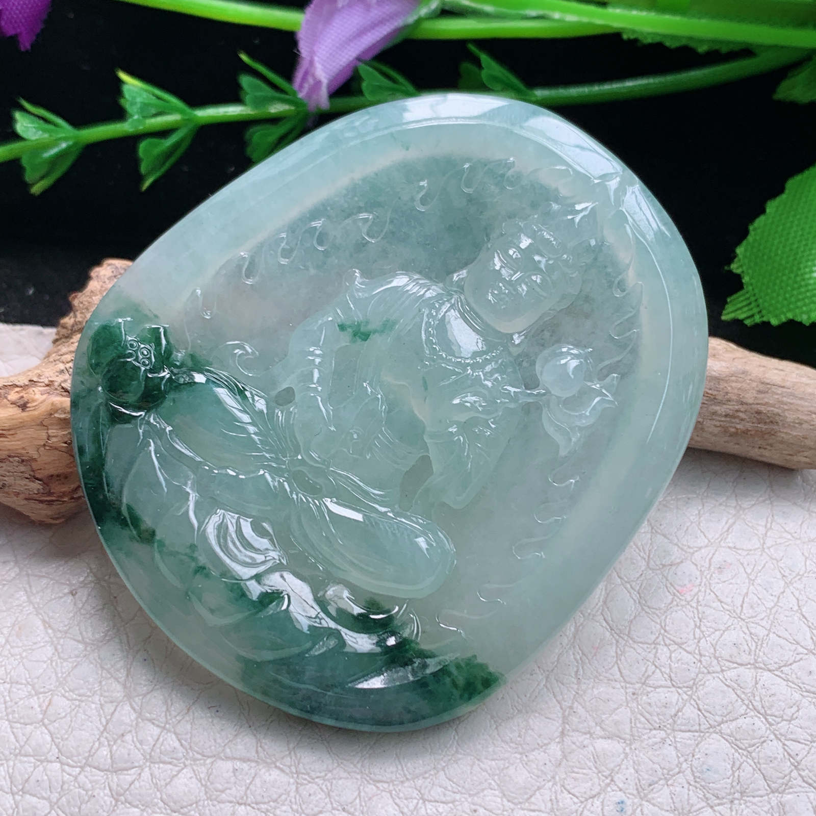 py实拍54*46.5*5.8缅甸翡翠精雕冰飘花持莲观音 玉观音玉项坠 玉挂件