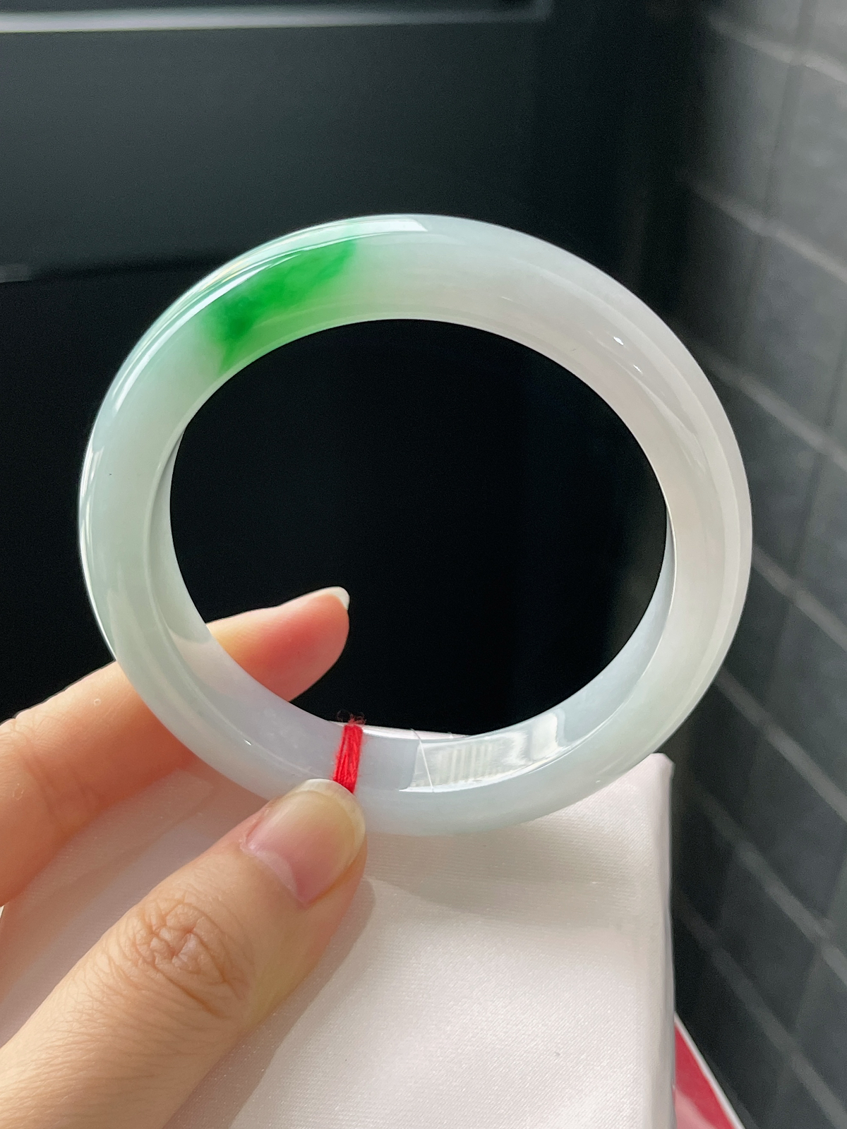 正圈55.5圈口，翡翠冰糯种飘绿手镯