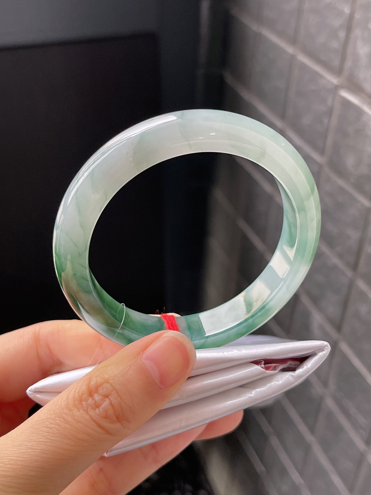 正圈54圈口，翡翠冰糯种飘绿手镯