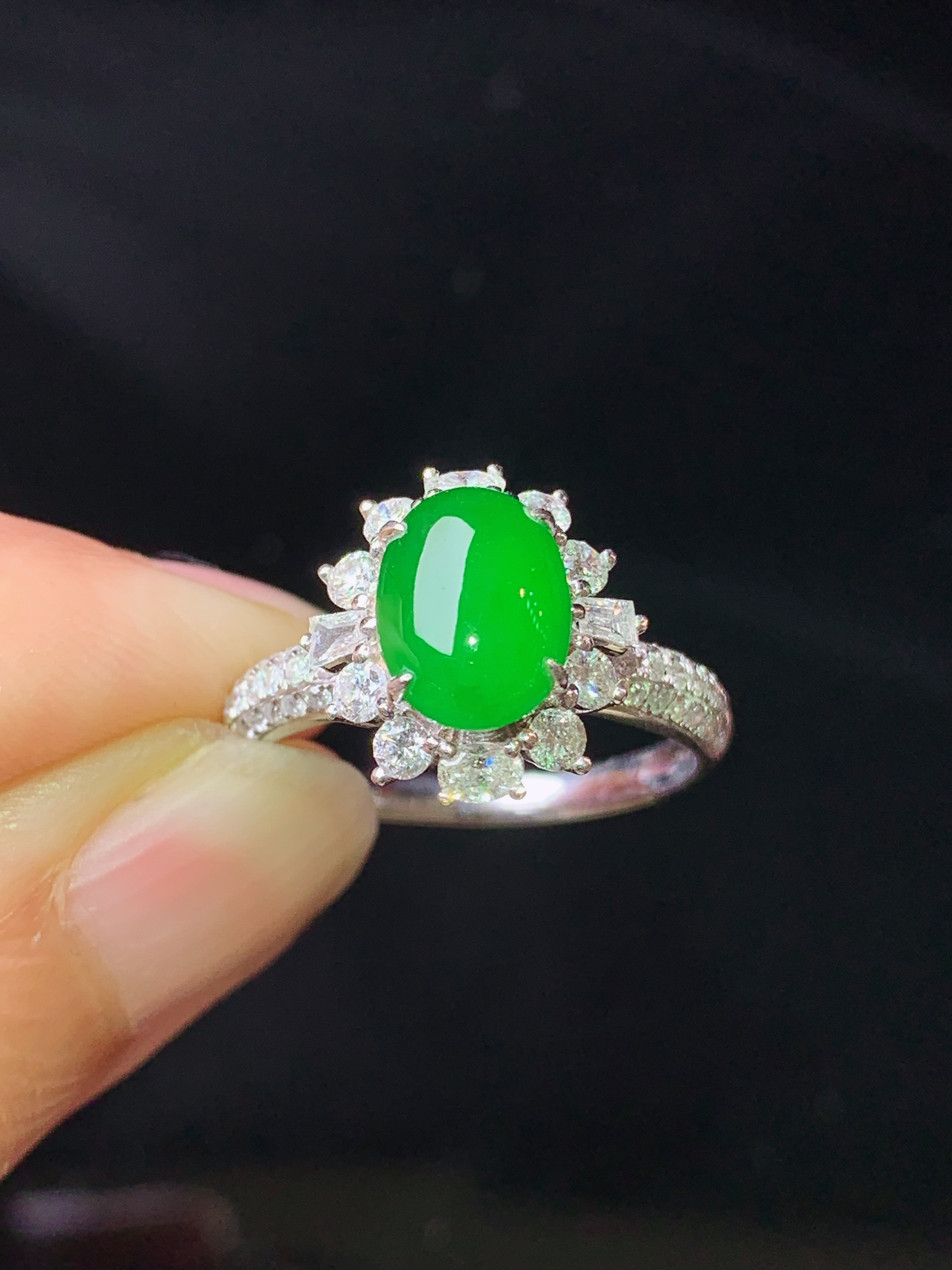 18k金钻镶嵌满绿蛋面戒指玉质细腻 色泽艳丽清新 水润亮眼 圈口14.5 整体尺寸12.7*12*8.5h1
