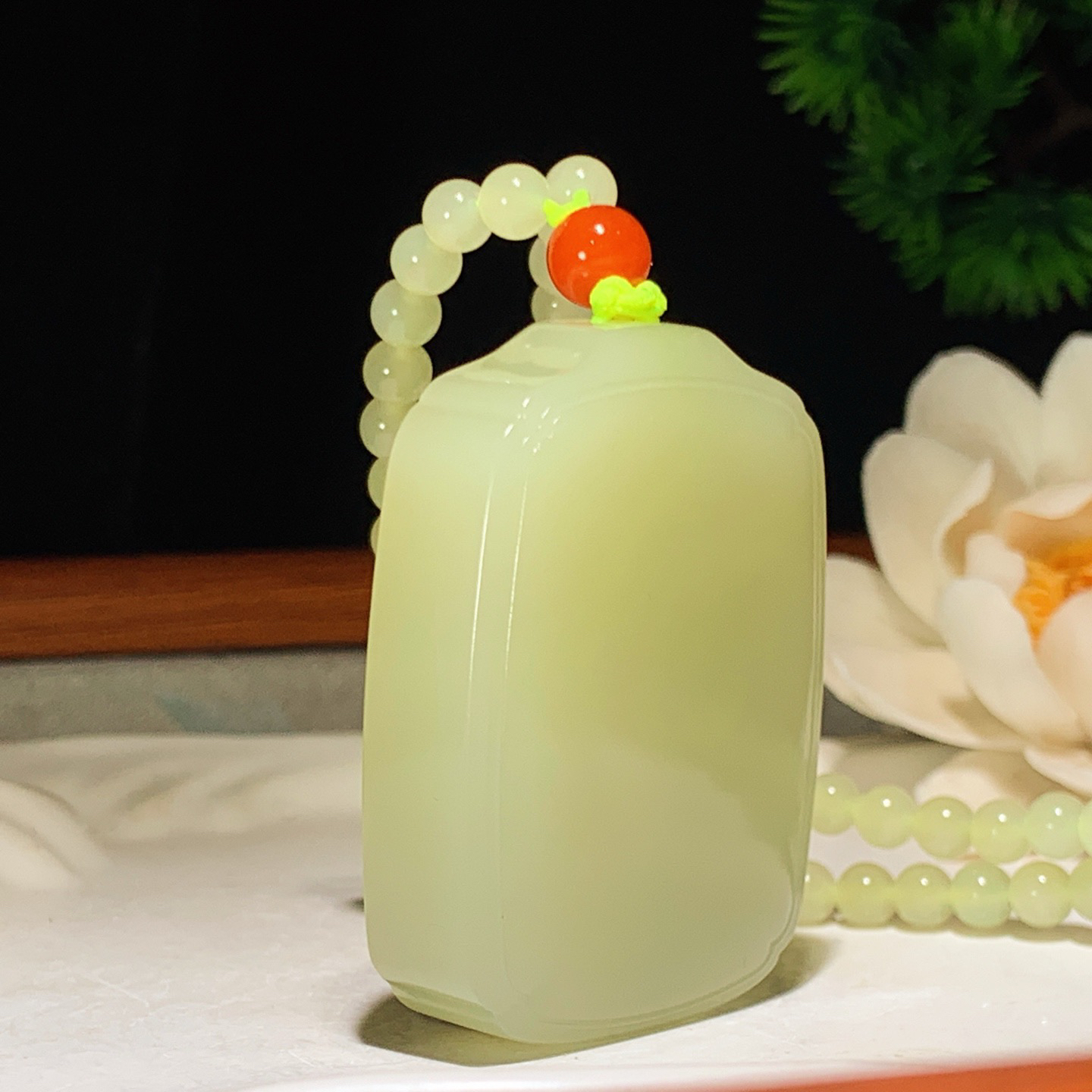 新疆若羌黄口料平安无事牌挂件。尺寸48/35/13重77.5克 玉质细腻油润 底色纯净 脂粉好，品质