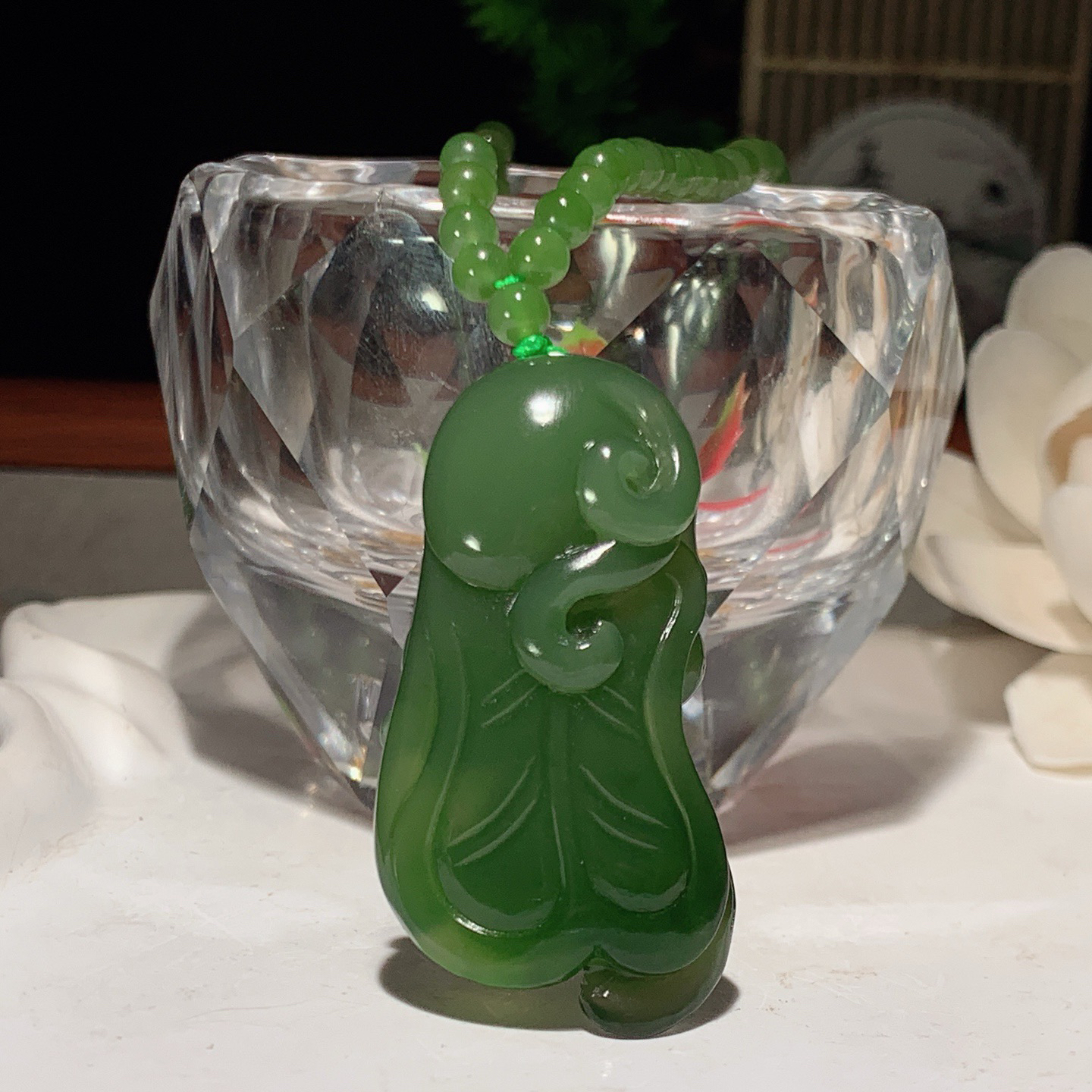 和田玉阳绿俄罗斯碧玉灵猴献寿挂件 尺寸41/22/11重28克。玉质细腻油润。手推出油。佩戴高端典雅。lt260318