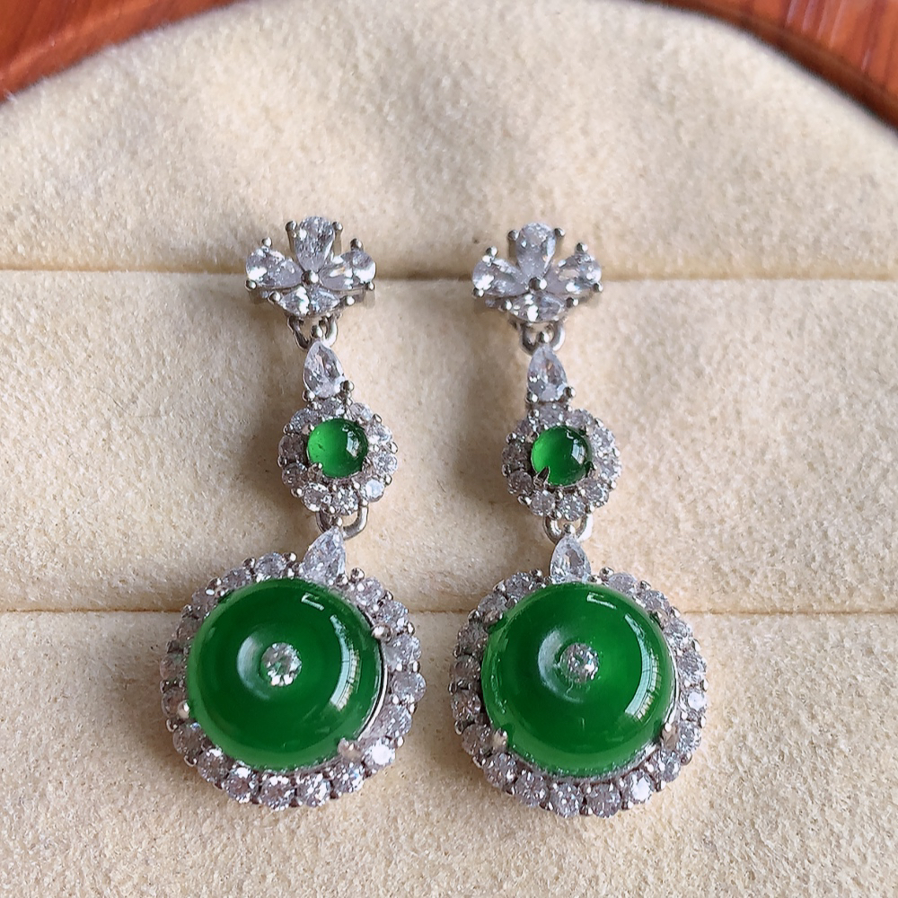 冰润满绿翡翠925银镶嵌耳钉，自然光实拍，翠色灵动，颜色漂亮，种老水足，品相佳，佩戴佳品！W481.