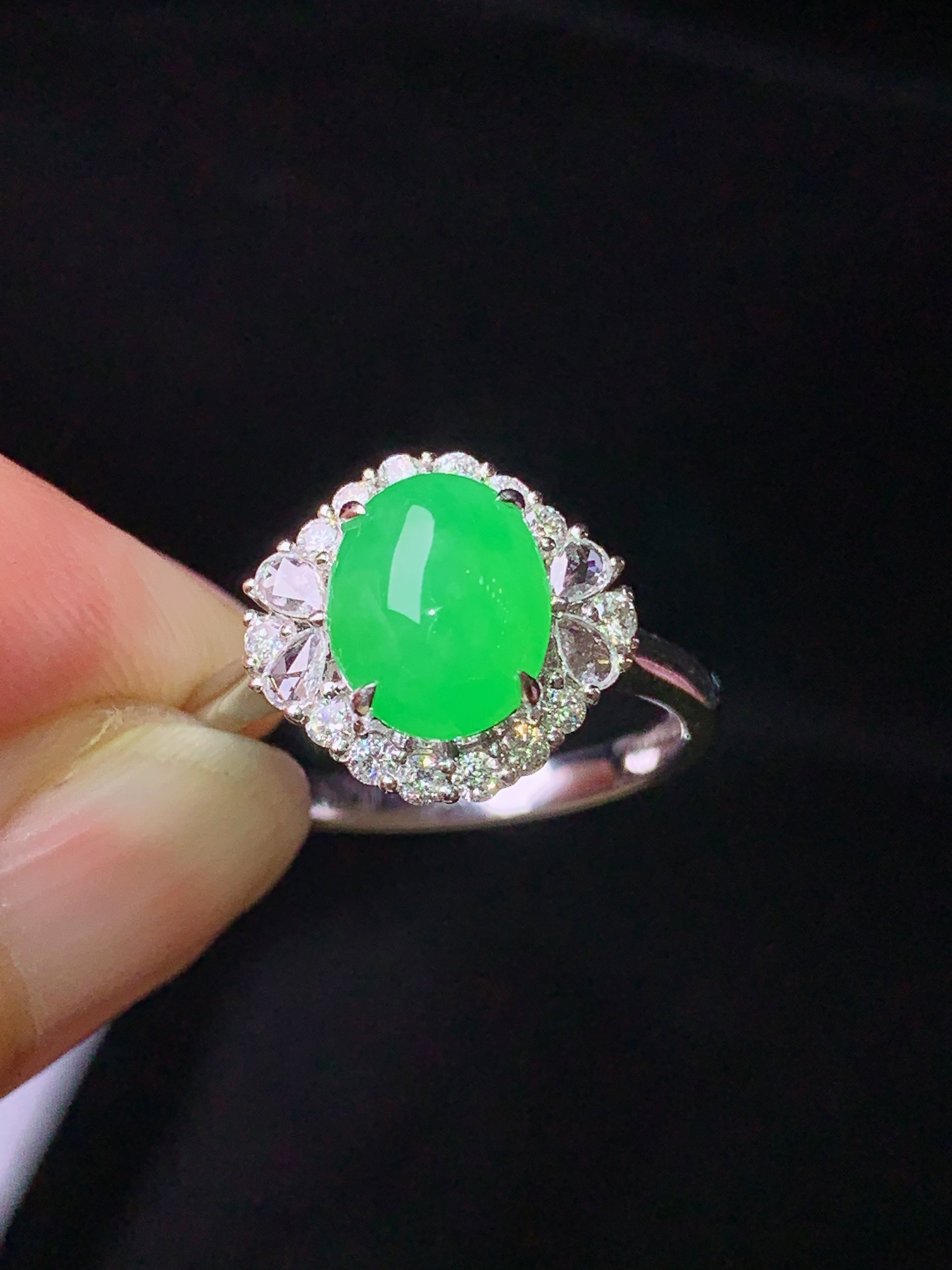 18k金钻镶嵌翠绿蛋面戒指 玉质细腻 色泽艳丽清新 水润亮眼 圈口14 整体尺寸12*12.8*8.