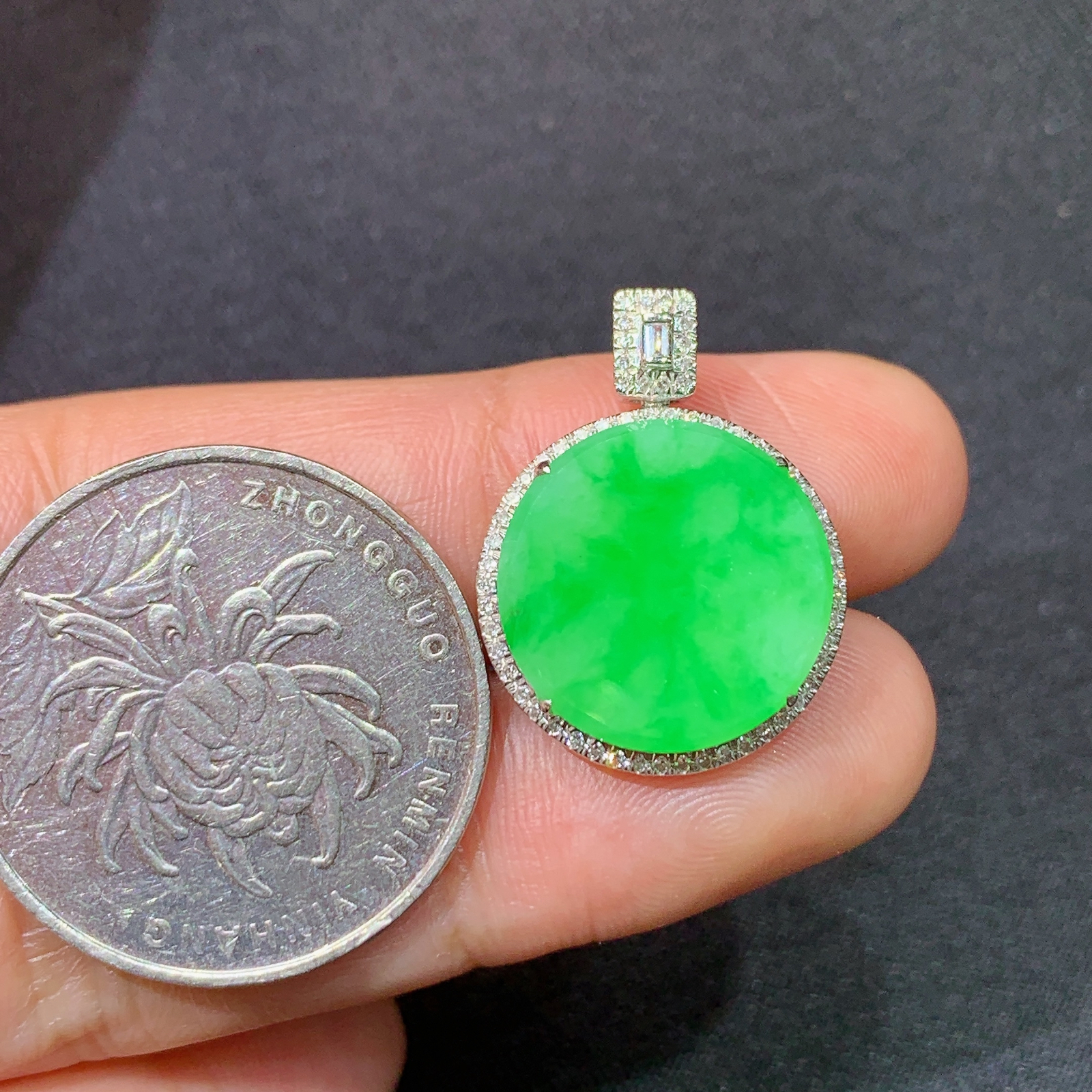 冰阳绿圆牌吊坠，18k金镶嵌，冰润色阳，玉质细腻，种水足，Gs 尺寸21.9*16.5*5.1