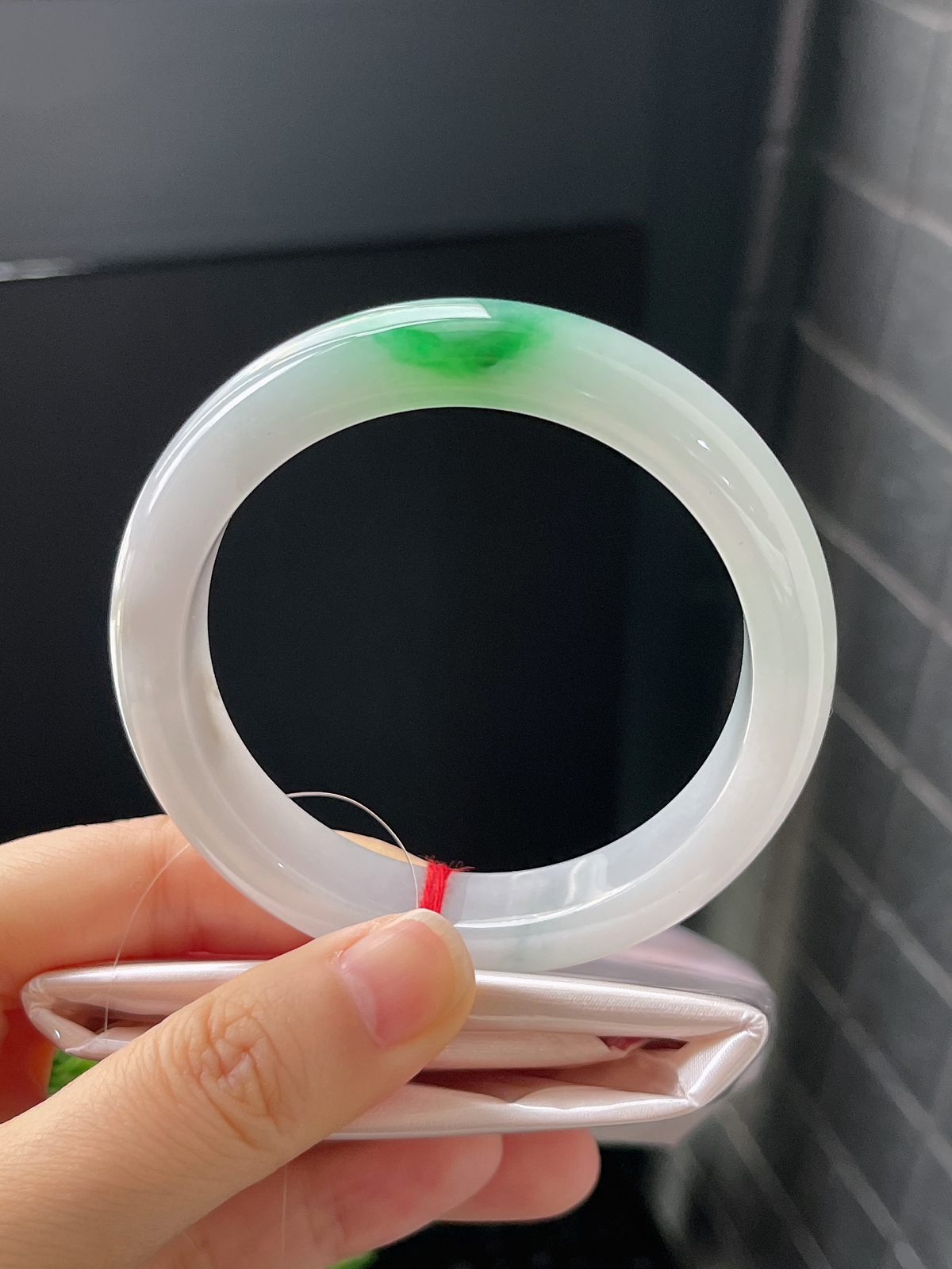 正圈55.5圈口，翡翠冰糯种飘绿手镯