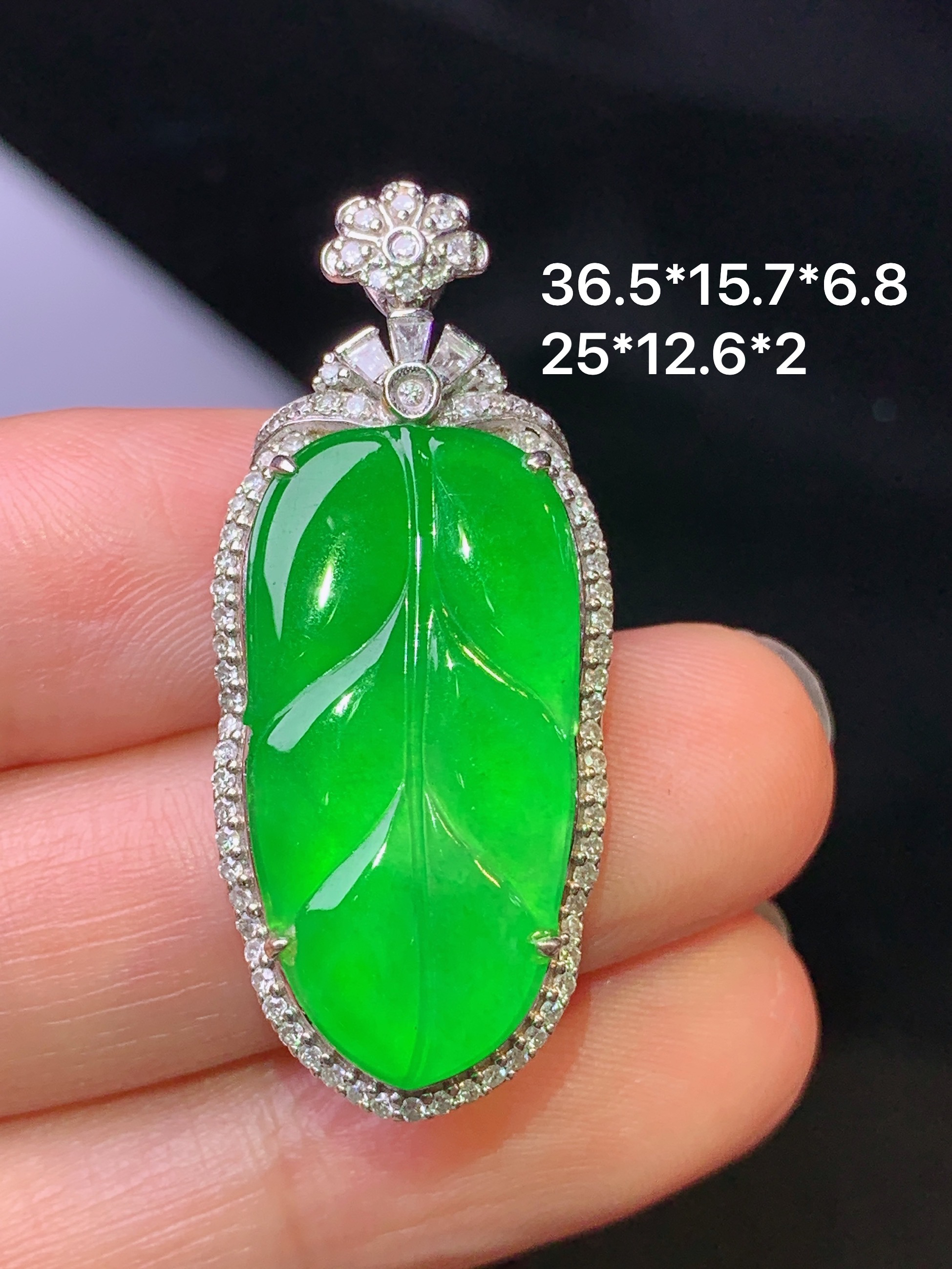 18k金钻镶嵌翠绿树叶吊坠 玉质细腻 色泽艳丽清新 水润亮眼 整体尺寸36.5*15.7*6.8b2